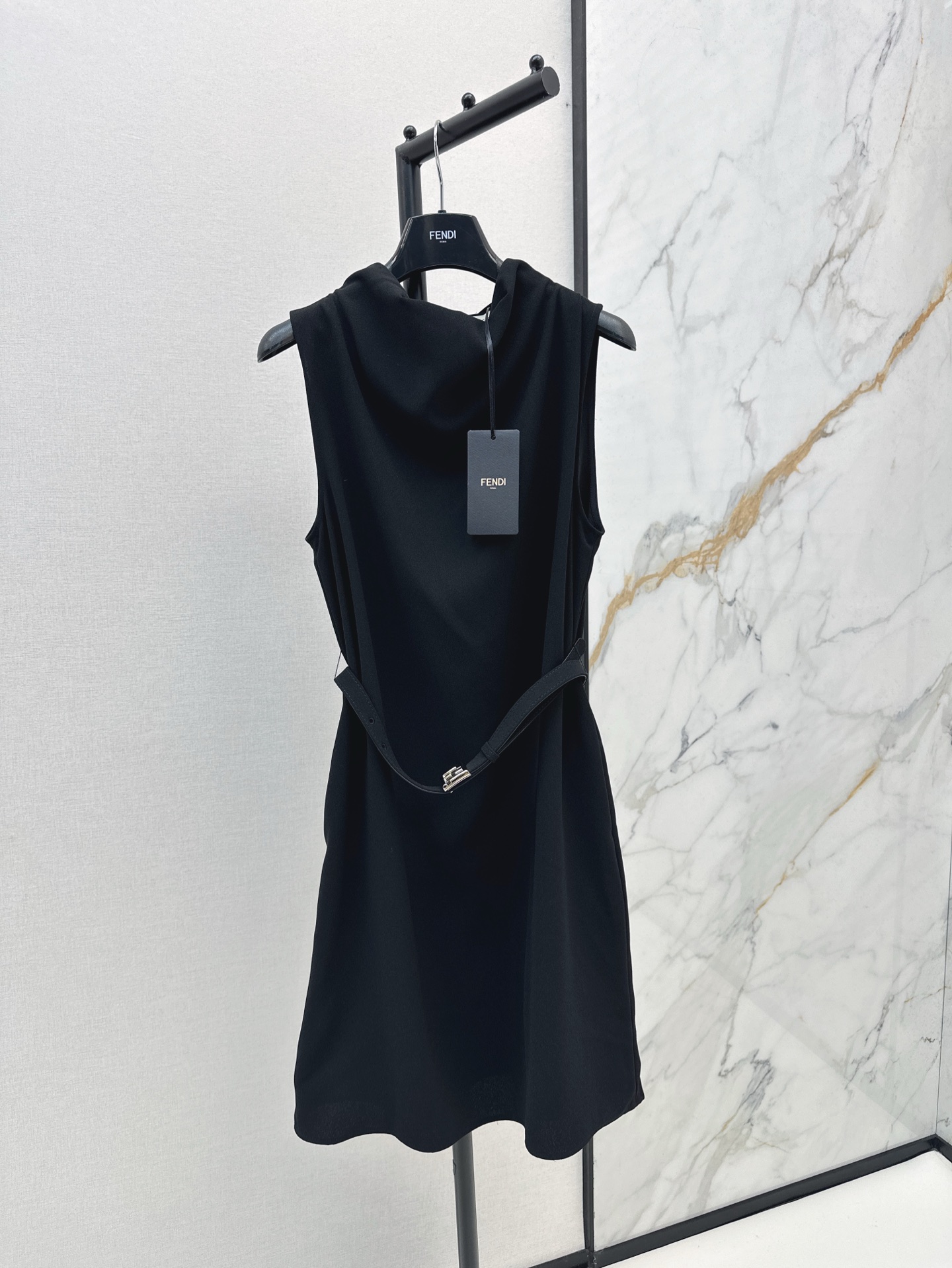 NO:318456,The temperament of the celebrity FD 25Ss————The latest spring and summer streamer decorative sleeveless dress with ribbon bow draped collar design simple yet stylish. H-style tailoring and belt cleverly modify the body curve. Elegant and casual temperament is not picky. Used with polyester acetate fabric. SML, skirts, alexander wang19860909名媛气质 FD 25Ss————春夏最新款飘带装饰无袖连衣裙 飘带蝴蝶结垂坠领子设计 简约又不失格调 H版型剪裁搭配腰带巧妙修饰身材曲线 优雅随性气质不挑人 采用醋酸聚酯纤维面料 一色现货发售sml,,skirts,alexander wang,Women's clothing