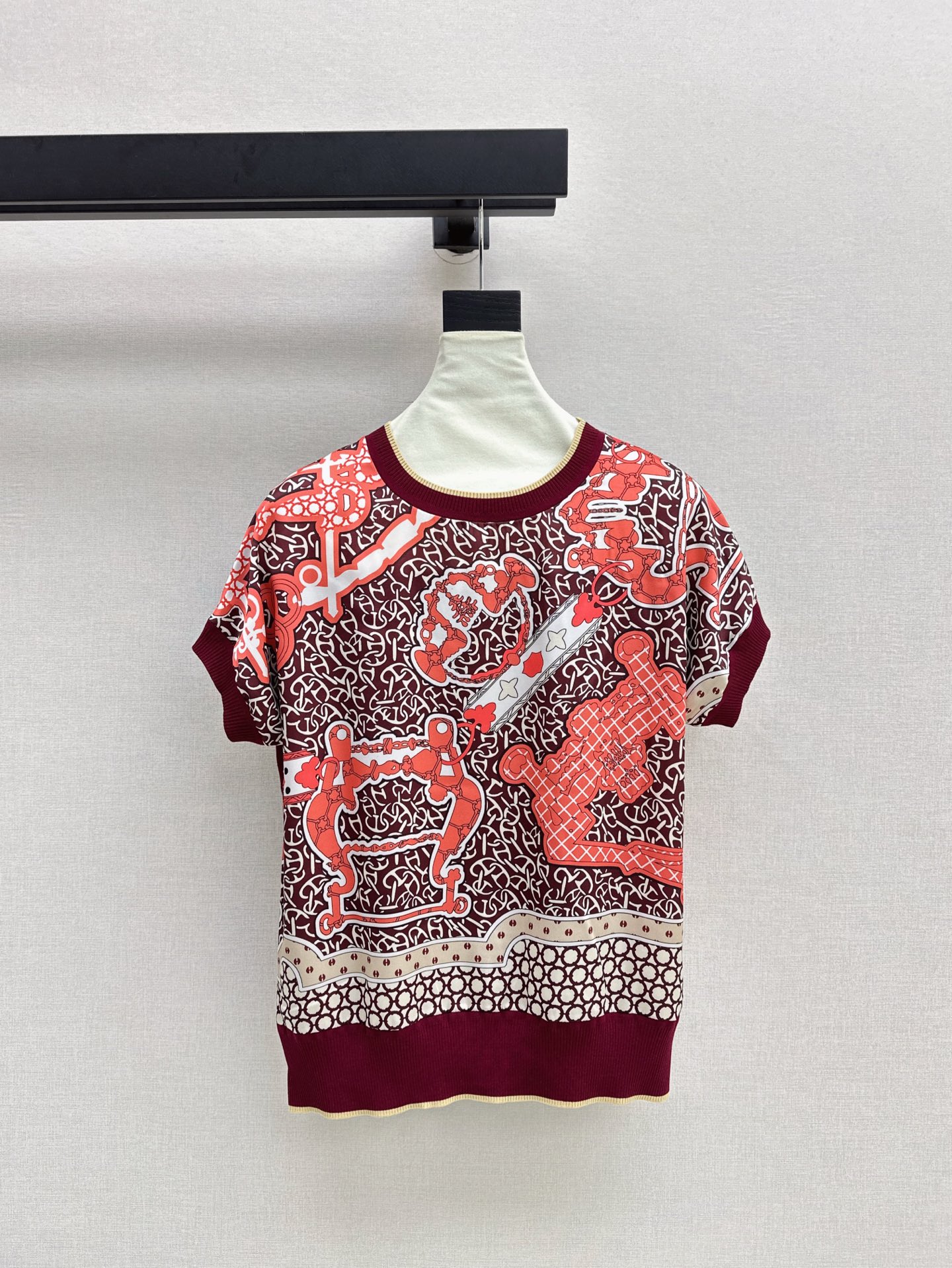 NO:435044,Exclusive first release Her 25Ss————The latest spring and summer style silk-print pattern spliced ​​short-sleeved knit sweater Tennis knitted fabric spliced ​​twill silk silk. The light texture is breathable and has a good summer essential item. The classic style is not picky. The upper body looks slim and versatile. Two colors are available in stock. T-shirt, alexander wang19860909独家首发 Her 25Ss————春夏最新款人丝印花图案拼接短袖针织衫天丝针织面料拼接斜纹人丝 轻薄的质感透气性很好 夏日必备单品 经典版型不挑人 上身显瘦又百搭 两色现货发售sml,,T-shirt,alexander wang,Women's clothing