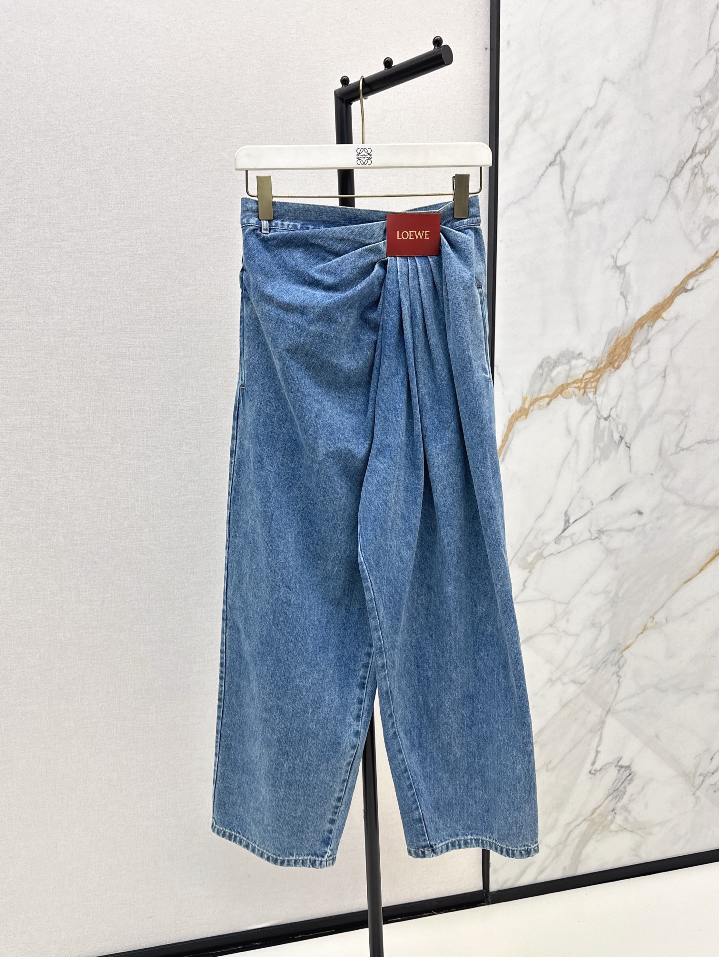 NO:333829,Loe 25Ss————The latest pleated logo leather decorative jeans in spring and summer. Side zipper high-waist logo leather embellishment. Skirt hem wrinkles. Awl style. The upper body is huge and the body is proportional. It looks slim. Heavy industry washing cowboys. It is cool to match it with any style. The visual impact is super strong. Denim is definitely a versatile tool. It is very youthful and age-reducing. The same color is available for sale in stock. Loewe, skirts, jeans, tees, t-shirt, alexander wang.19860909Loe 25Ss————春夏最新款褶皱logo皮革装饰牛仔裤 侧拉链高腰logo皮革点缀 裙摆皱褶设计 锥子版型 上身巨显身材比例 显瘦绝绝子 重工洗水牛仔 随便搭配都很酷 视觉冲击感超强 牛仔绝对是百搭神器 随便搭配个T恤就很青春减龄 一色现货发售sml,,loewe,skirts,jeans,tees，t-shirt,alexander wang,Women's clothing