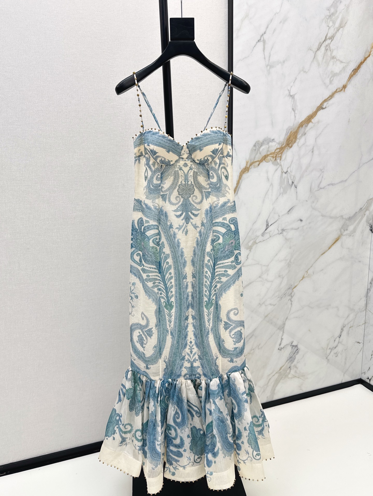 NO:799561,Exclusive first release of Zimmen-M 25Ss - the latest spring and summer blue mermaid dress with an elegant and fresh resort style. Elegant floral pattern printing. Three-dimensional waist design. Romantic and elegant white and rich beauty must-have item. Imported heavyweight linen silk fabric. One color ready for sale smlxl,,skirts,real silk,19860909独家首发 Zimmen-M 25Ss———春夏最新款蓝色美人鱼连衣裙淡雅清新的度假风气息 优雅花卉图案印花 立体收腰版型 浪漫优雅的白富美必备单品 进口重磅亚麻真丝面料 一色现货发售smlxl,,skirts,real silk,,Women's clothing
