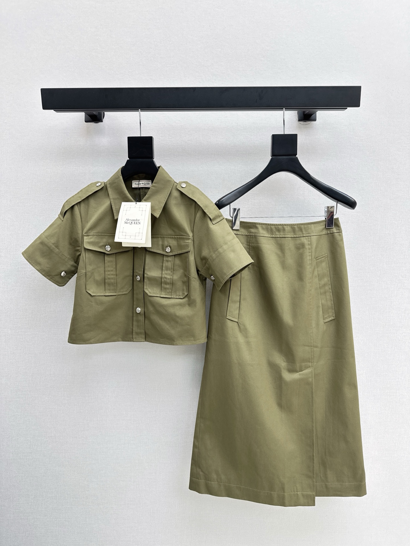 NO:335193,McQ 25Ss————The latest retro khaki green work suit short shirt   straight slit skirt. The upper body is age-reducing and fashionable and handsome. A must-have for casual lazy people. Twill cotton fabric. The texture is crisp and comfortable. One set. One color is available for sale in stock. SML, skirts, shirts, alexander wang.19860909McQ 25Ss————春夏最新款复古卡其绿工装风套装短款衬衫 直筒开叉半身裙 上身减龄时髦又帅气 休闲懒人必备 斜纹棉布面料 质感挺括舒适 一套出 一色现货发售sml,,skirts,shirts,alexander wang,Women's clothing