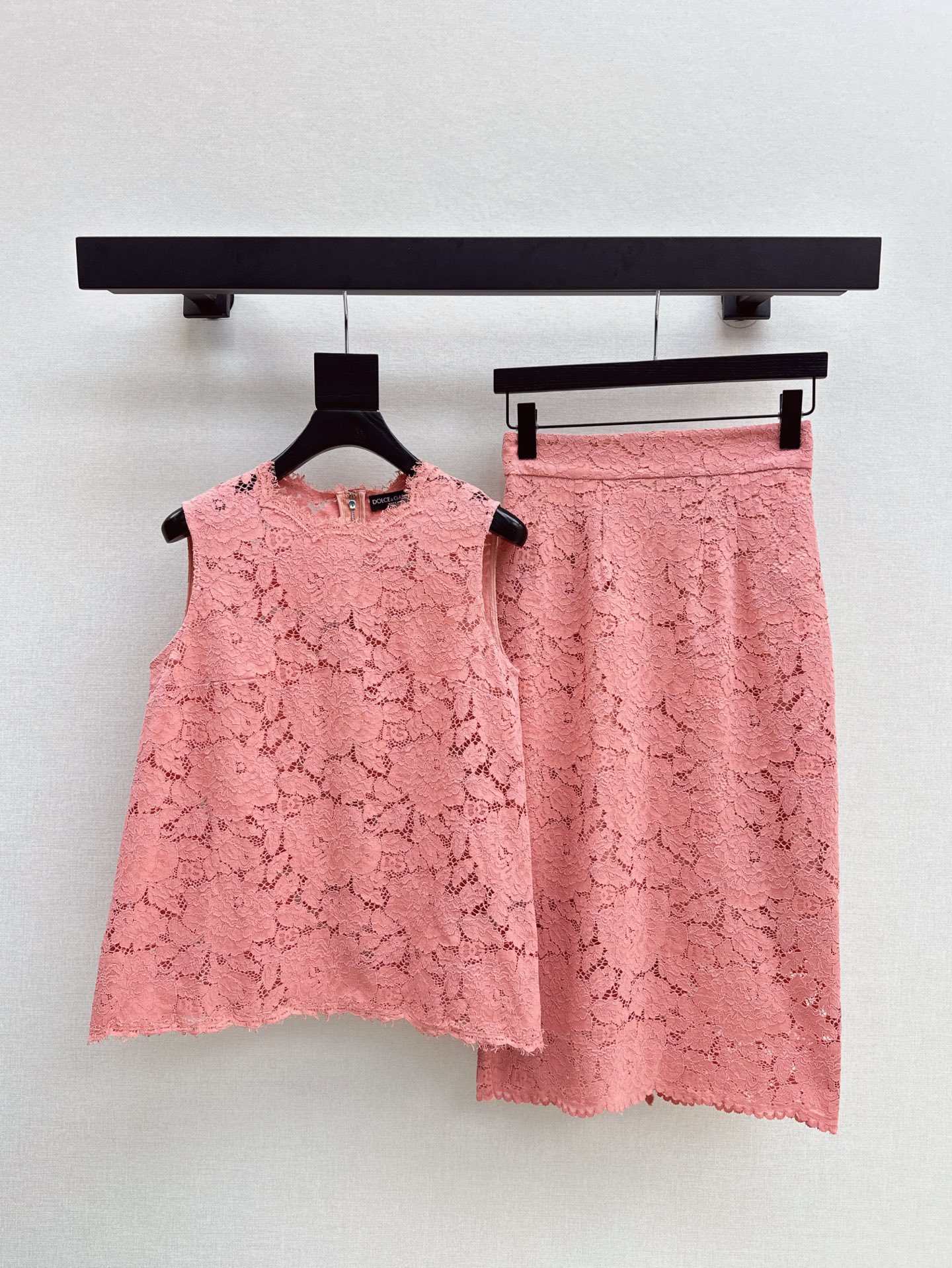 NO:333844,DG 25Ss————The latest soft pink lace sleeveless shirt in spring and summer, original customized three-dimensional water-soluble lace fabric, micro-stretch and inclusive texture, three-dimensional tailoring, small loose fit, showing a gentle and elegant temperament, creating a romantic and charming vacation style. One-color spot sale sml, shirts, alexander wang19860909DG 25Ss————春夏最新款柔粉色蕾丝无袖衬衫原版定制立体水溶蕾丝面料 微弹力有包容性质感 立体剪裁小宽松版型展现减龄温雅气质 打造度假风浪漫迷人 一色现货发售sml,,shirts,alexander wang,Women's clothing