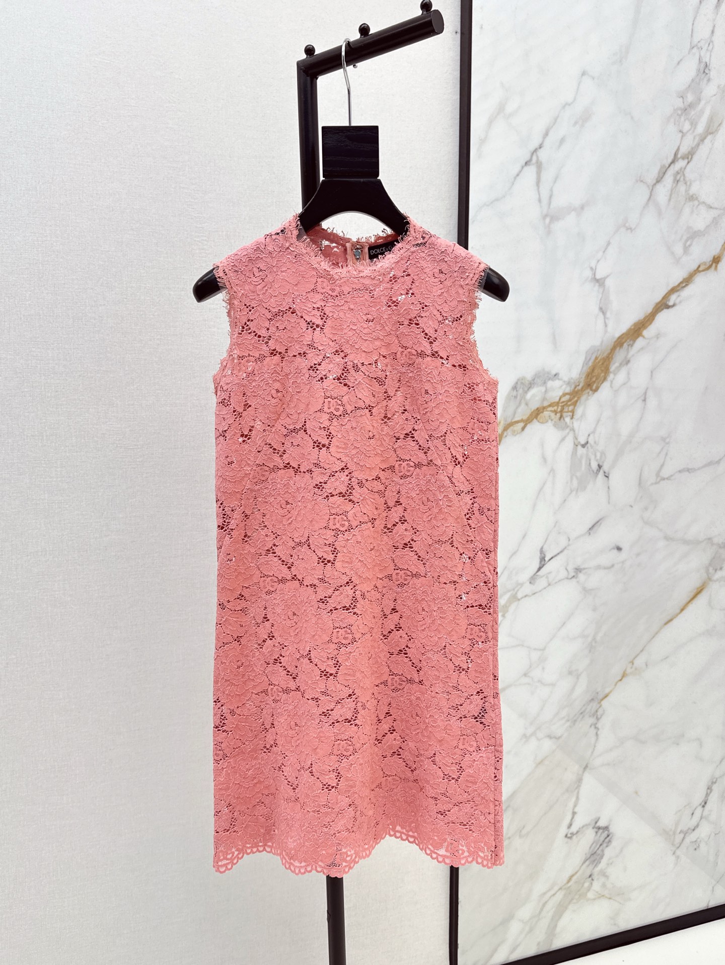 NO:333840,DG 25Ss————The latest soft pink lace sleeveless dress in spring and summer original custom three-dimensional water-soluble lace fabric with a micro-stretchy texture. The three-dimensional tailoring small A-shaped version shows a gentle and elegant temperament. Create a romantic and charming vacation style. One-color spot sale sml, skirts, alexander wang19860909DG 25Ss————春夏最新款柔粉色蕾丝无袖连衣裙原版定制立体水溶蕾丝面料 微弹力有包容性质感 立体剪裁小A版型展现减龄温雅气质 打造度假风浪漫迷人 一色现货发售sml,,skirts,alexander wang,Women's clothing