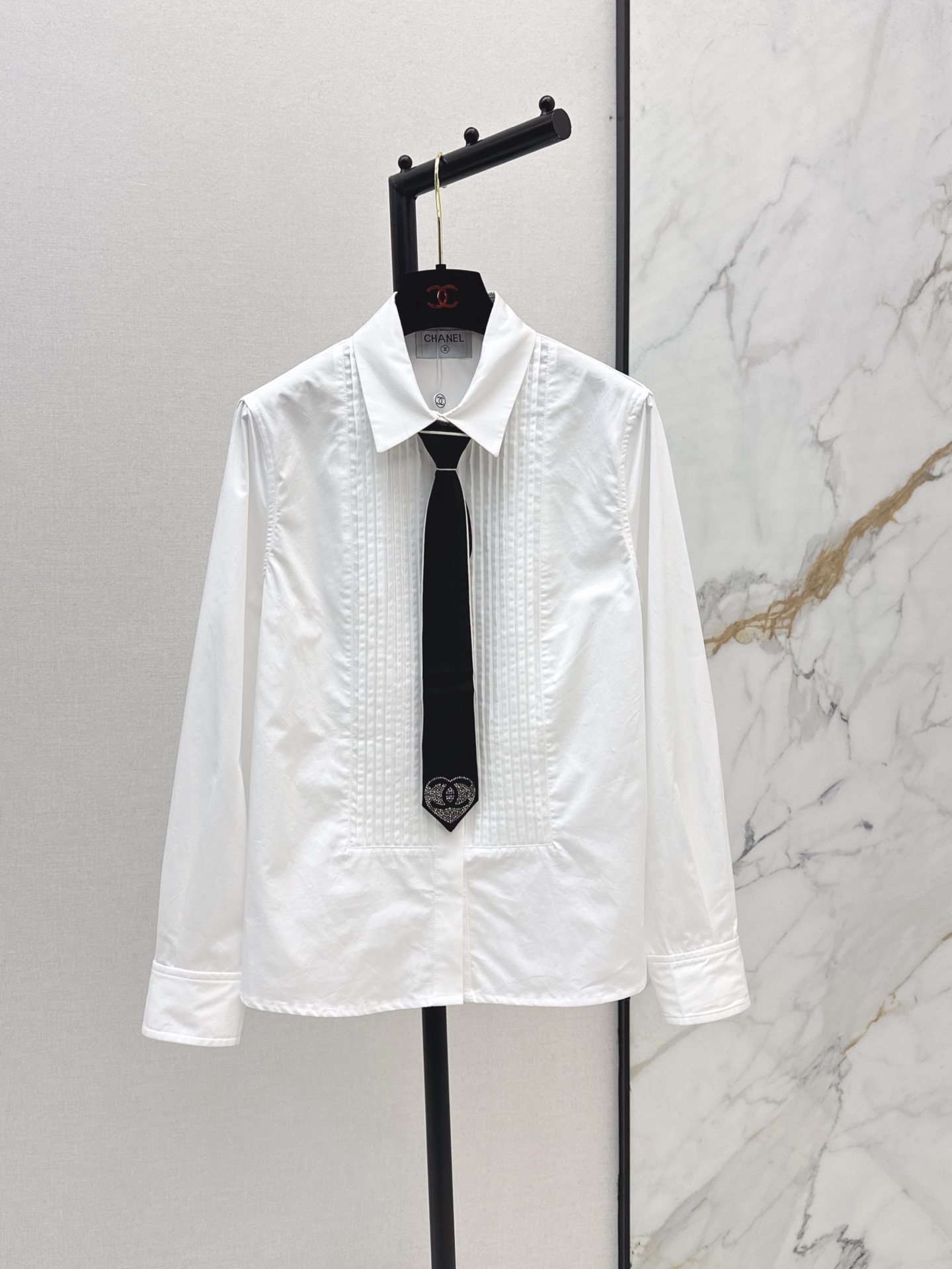 NO:328007,Exclusive model ~ C home 25Ss————The latest spring and summer super popular tie white shirts, customized poplin cotton fabric, bee embroidery is also very exquisite, there is also a diamond logo on the tie, the tie is a fixed zipper opening and closing design, super user-friendly, and it is also great to match separately. One-color spot sml, chanel,shirts, ties, alexander wang19860909独家款～ C家 25Ss————春夏最新款超级高人气领带白衬衫 定制的府绸纯棉面料 小蜜蜂刺绣也很精致 领带上也有烫钻logo装饰 领带是固定的拉链开合设计 超级人性化 分开搭配也很赞哦 一色现货发售sml,,chanel,shirts,ties,alexander wang,Women's clothing