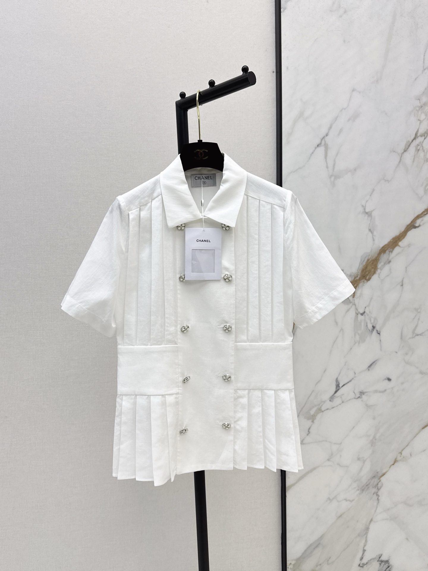 NO:327506,Exclusive model ~ C home 25Ss————The latest spring and summer pleated waist-hugging commuter shirt classical elegant style. It uses high-quality poplin cotton fabric, which is smooth and skin-friendly and not easy to wrinkle, and is easy to take care of. Classic small lapel design, which is very flexible and beautiful. Simple and gentle. Very high-end. Two-color spot sml, chanel,shirts,alexander wang19860909独家款～ C家 25Ss————春夏最新款压褶收腰气质通勤衬衫古典优雅范 采用质感高级的府绸棉面料 丝滑亲肤不易起皱 又很好打理 经典小翻领设计 很好修饰脸型 灵动富有美感 简约温柔 非常高级 两色现货发售sml,,chanel,shirts,alexander wang,Women's clothing