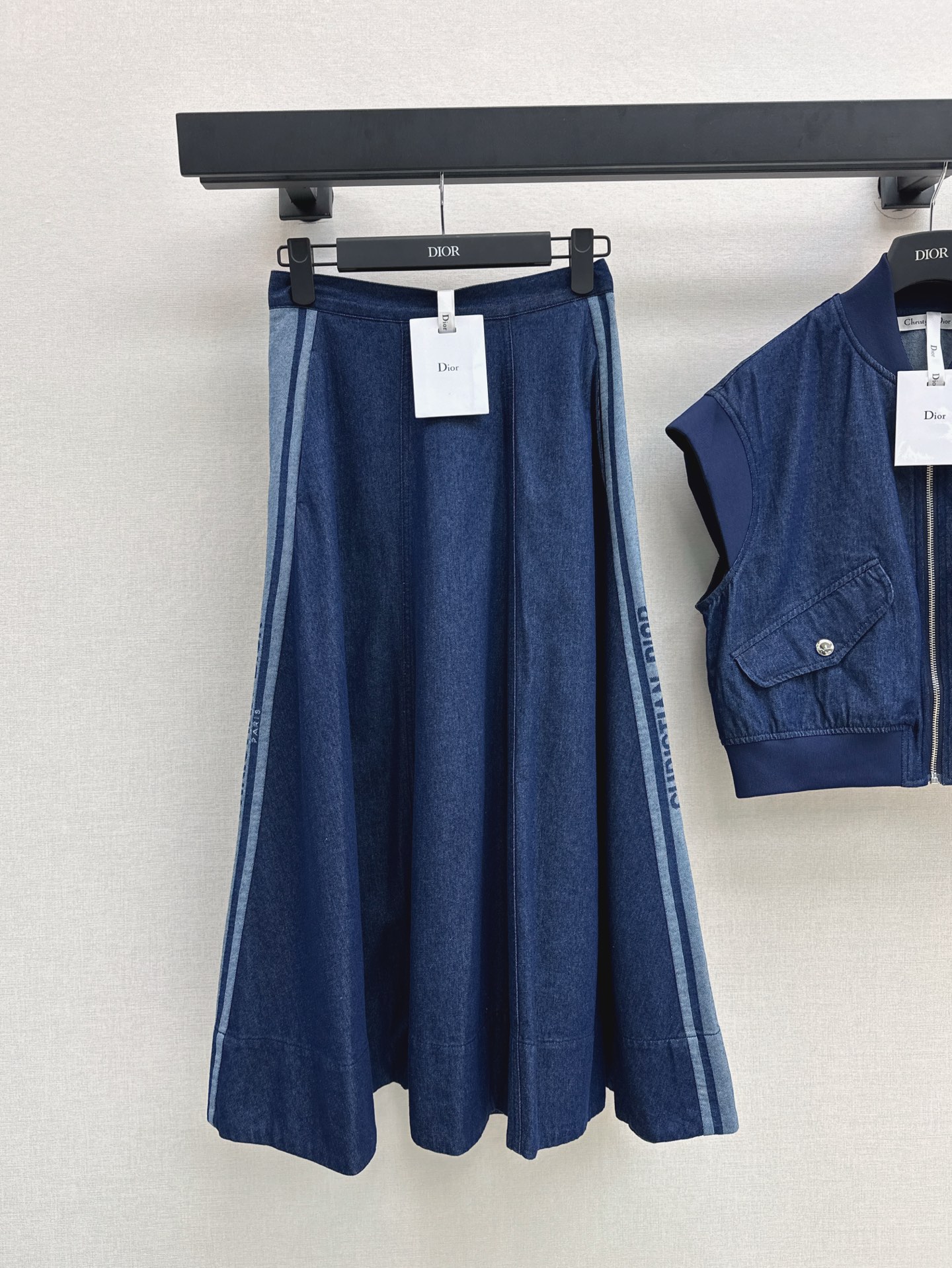 NO:333001,Exclusive model ~ CD 25Ss————The latest spring and summer fashion sense online denim suit handsome jacket vest   long skirt. This look is really versatile for all occasions. Whether it is commuting or daily vacation, it is OK. The casual feeling is online and there is no lack of formal style. Short tops and long skirts are designed to divide the body proportions of 37. Very high. One color is divided into one. SML skirts, skirts, skirts, jackets & coats, alexander wang19860909独家款～ CD 25Ss————春夏最新款时髦感在线牛仔套装帅气夹克式马甲 长款半裙 这一套Look真的是各种场合都百搭 不管是通勤或者日常度假都OK 休闲感在线又不会缺少正式范 小短款上装搭配长款半裙版型设计分割出来三七身材比例 很高 一色分开发 现货发售sml 半裙,,skirts,jackets & coats,alexander wang,Women's clothing