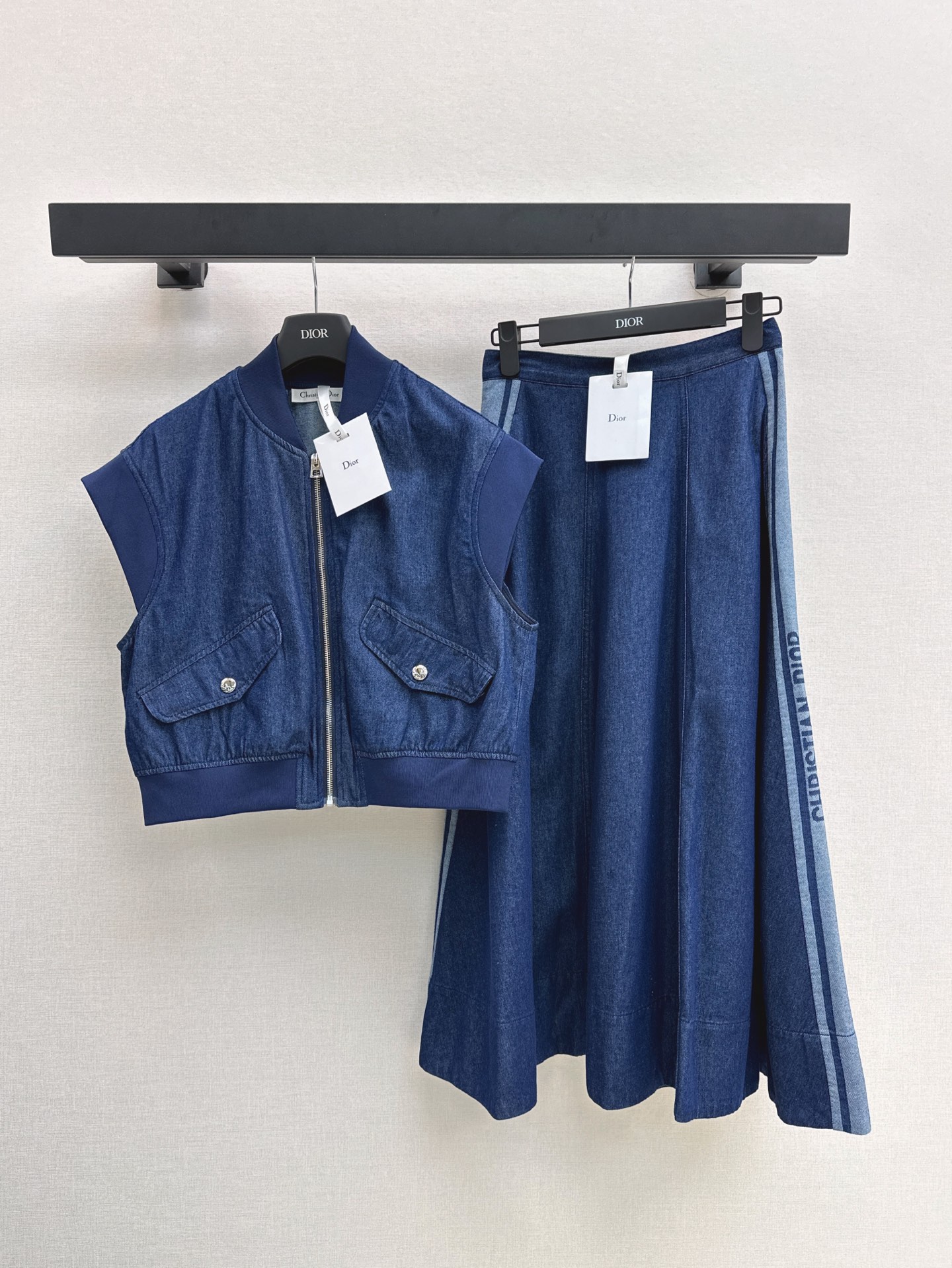 NO:332999,Exclusive model ~ CD 25Ss————The latest spring and summer fashion style online denim suit handsome jacket vest   long skirt. This look is really versatile for all occasions. Whether it is commuting or daily vacation, it is OK. The casual feeling is online and there is no lack of formal style. The short top and long skirt style design divides the three-seven body proportions, which are very high. One color is developed. SML vests, skirts, jackets & coats, alexander wang19860909独家款～ CD 25Ss————春夏最新款时髦感在线牛仔套装帅气夹克式马甲 长款半裙 这一套Look真的是各种场合都百搭 不管是通勤或者日常度假都OK 休闲感在线又不会缺少正式范 小短款上装搭配长款半裙版型设计分割出来三七身材比例 很显高 一色分开发 现货发售sml 马甲,,skirts,jackets & coats,alexander wang,Women's clothing