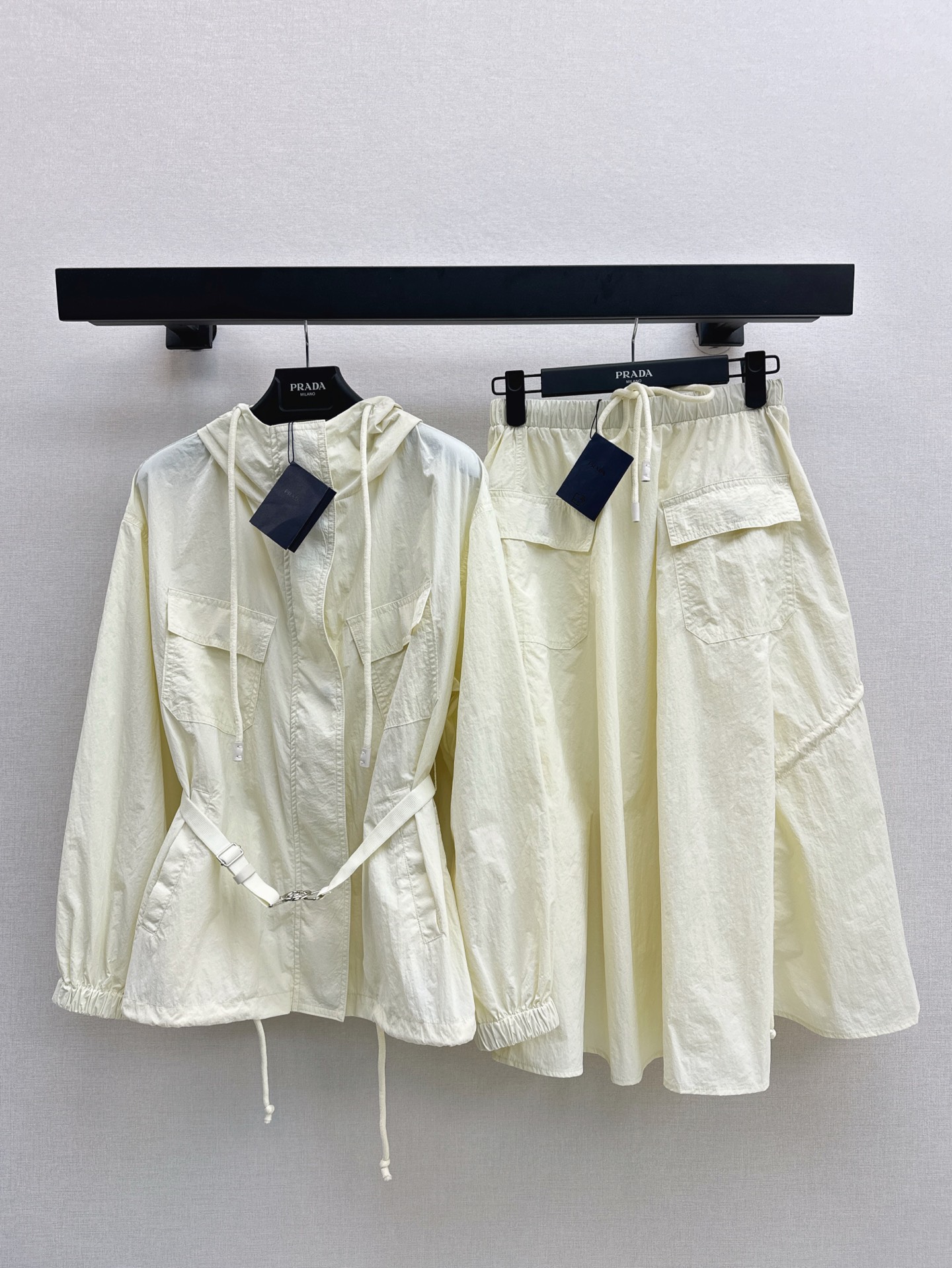 NO:434609,Recommended single models PD 25Ss———The latest handsome nylon windbreaker suit, hooded belt windbreaker jacket + umbrella skirt. The nylon series with super high wearability. Nylon series that never get tired of wearing. Three-dimensional and stylish big skirt hem. Handsome functional style. The upper god has a handsome feeling. The proportion of the belt is divided into height and slimming. One-color split development. SML jackets are available in stock. Skirts, jackets & coats,hats,alexander wang19860909爆单款推荐 PD 25Ss———春夏最新款帅气尼龙风衣套装连帽腰带风衣外套+伞状半裙 实穿性超高的尼龙系列 百穿不厌 立体有型的大裙摆 帅气机能风 上神自带帅气感 搭配系腰带分割身材比例 显高显瘦 一色分开发 现货发售sml 外套,,skirts,jackets & coats,hats,alexander wang,Women's clothing