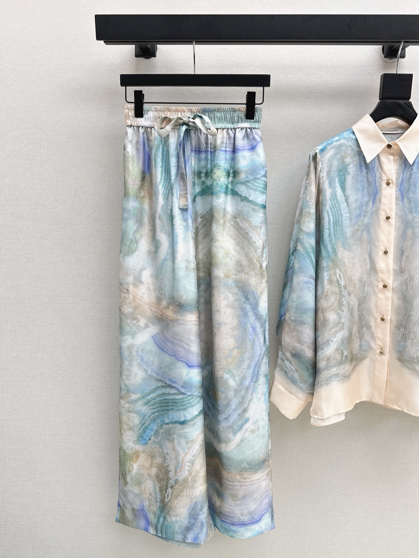 NO:319980,Original quality Zim 25Ss———The latest spring and summer vacation series set, floral print pattern decorative shirt   straight pants, original custom heavy work retro palace style, age-reducing girlish style, beautiful upper body, fairy-like, white and rich beauty essential items, one color is available for sale in stock smlxl,,shirts,alexander wang19860909长裤上衣原单品质 Zim 25Ss———春夏最新款度假系列套装 花卉印花图案装饰衬衫 直筒裤 原版定制重工复古宫廷风减龄少女风 上身美的不要不要的 仙气优雅的白富美必备单品 一色现货发售smlxl,,shirts,alexander wang,Women's clothing