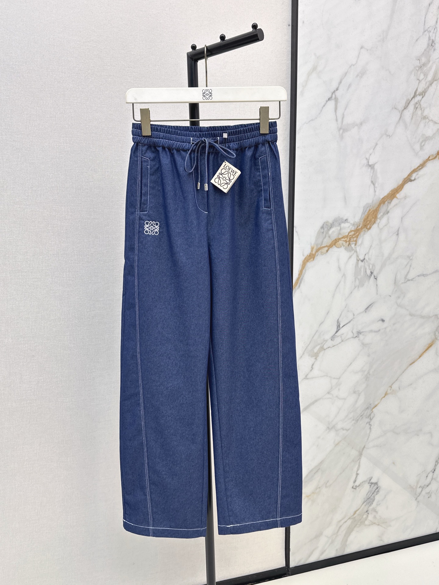 NO:319977,Loe 25Ss———The latest spring and summer logo embroidered denim straight-leg pants, not picky about body shape requirements, especially good on the upper body!  The matching style is also very popular. Exquisite and high-end customization. The textured fabric is super texture. Retro and elegant. The upper body is cool and handsome. The age-reducing fashionable style. Two colors are available for sale in stock. sml, loewe, alexander wang.19860909Loe 25Ss————春夏最新款logo刺绣牛仔直筒裤 不挑剔身形要求 上身特别赞！搭配的风格也很通吃 精致高级定制 富有肌理感的面料质感超赞 复古优雅 上身酷帅减龄时髦精 两色现货发售sml,,loewe,alexander wang,Women's clothing
