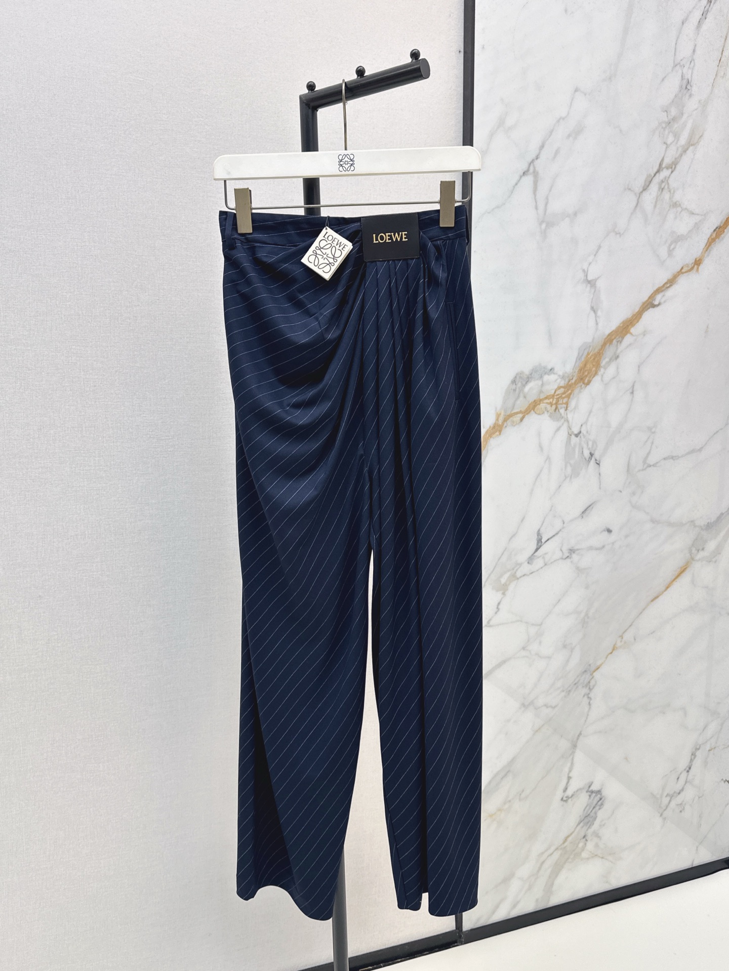 NO:319974,Jacket trousers Loe 25Ss———The latest spring and summer striped suit   irregular pleated trousers Custom imported cotton material, shiny and high-quality texture, fine stripes interwoven, coat wrinkled collar with single placket button, simple and atmospheric, flip pocket adds design highlights, high-end straight-fitting style, modify body shape, create a sense of atmospheric lines, matched with the same series of carrot pants, full design sense, highlight high-end brand style, add noble and elegant atmosphere, commuting and attending important occasions, one-color development, spot-on sml,,loewe, jackets & coats, business suit, alexander wang19860909外套长裤Loe 25Ss————春夏最新款条纹西装 不规则褶皱长裤 定制进口人棉材质 质感光泽高级 通体面料细条纹交织 外套枪驳领配合单颗襟扣 简约大气 翻盖口袋增加设计亮点 高级洋气直筒版型 修饰身材 打造大气线条感 搭配同系列萝卜裤 设计感十足 彰显高端品牌格调 增添高贵优雅气息 通勤与出席重要场合 一色分开发 现货发售sml,,loewe,jackets & coats,business suit,alexander wang,Women's clothing