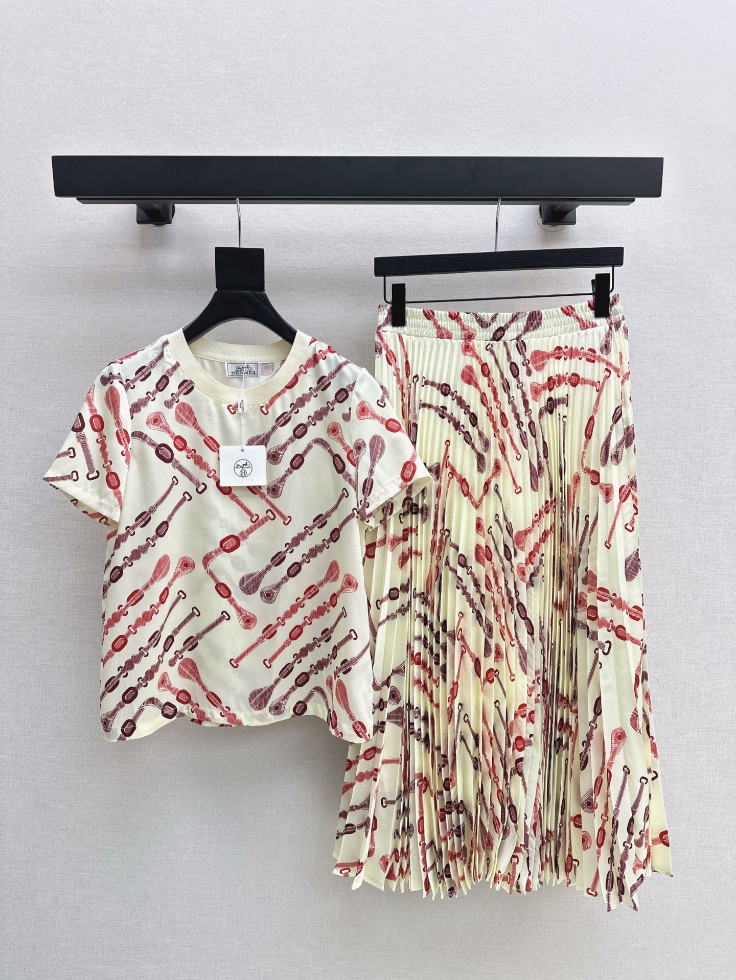 NO:319971,Her 25Ss————The latest spring and summer age-reducing printing set round neck T-shirt   pleated skirt. Soft and skin-friendly. Full texture. Round neck short-sleeved cut. Fashionable and casual. Red-brown is bright and eye-catching. The regular style is more inclusive. Add vitality. Neat pressing and pleated treatment. Increase styling. Complete sets are loose and age-reducing. Daily casual wear guide. One set is available in stock. SML, skirts, T-shirt,tees, t-shirt,alexander wang.19860909Her 25Ss————春夏最新款减龄印花套装圆领T恤 压褶半裙 柔软亲肤 质感十足 圆领短袖裁剪 时髦休闲 红棕色亮眼不突兀 常规版型包容性更强 增添活力气息 利落压褶处理 增加造型感 成套搭配松弛减龄 日常休闲穿搭指南 一套出 一色现货发售sml,,skirts,T-shirt,tees，t-shirt,alexander wang,Women's clothing