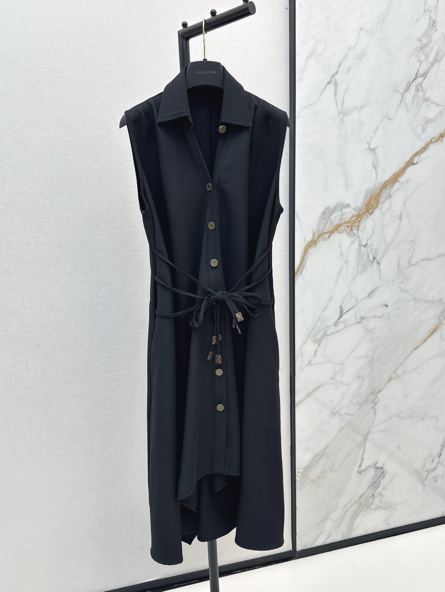 NO:319994,L Home 25Ss———The latest spring and summer lace-up sleeveless shirt skirt Customized imported acetic acid material, smooth texture, comfortable and skin-friendly, sleeveless dress tailoring, modify body temperament, outline curved waist, add a high-spirited elite atmosphere YB develops printed placket buttons Details show quality, versatile and not picky, easy to adapt to other items, daily casual commuting, no mistakes in clothing, one-color spot on sale, sml,, louis vuitton, skirts, shirts, alexander wang19860909L家 25Ss———春夏最新款系带无袖衬衫裙 定制进口醋酸材质 质感光泽垂顺 舒适亲肤 无袖连衣裙剪裁 修饰身材气质 勾勒曲线腰身 更添高智感的精英气息 YB开发印刻襟扣 细节彰显品质 百搭不挑人 轻松适配其他单品 日常休闲通勤穿着不出错 一色现货发售sml,,louis vuitton,skirts,shirts,alexander wang,Women's clothing