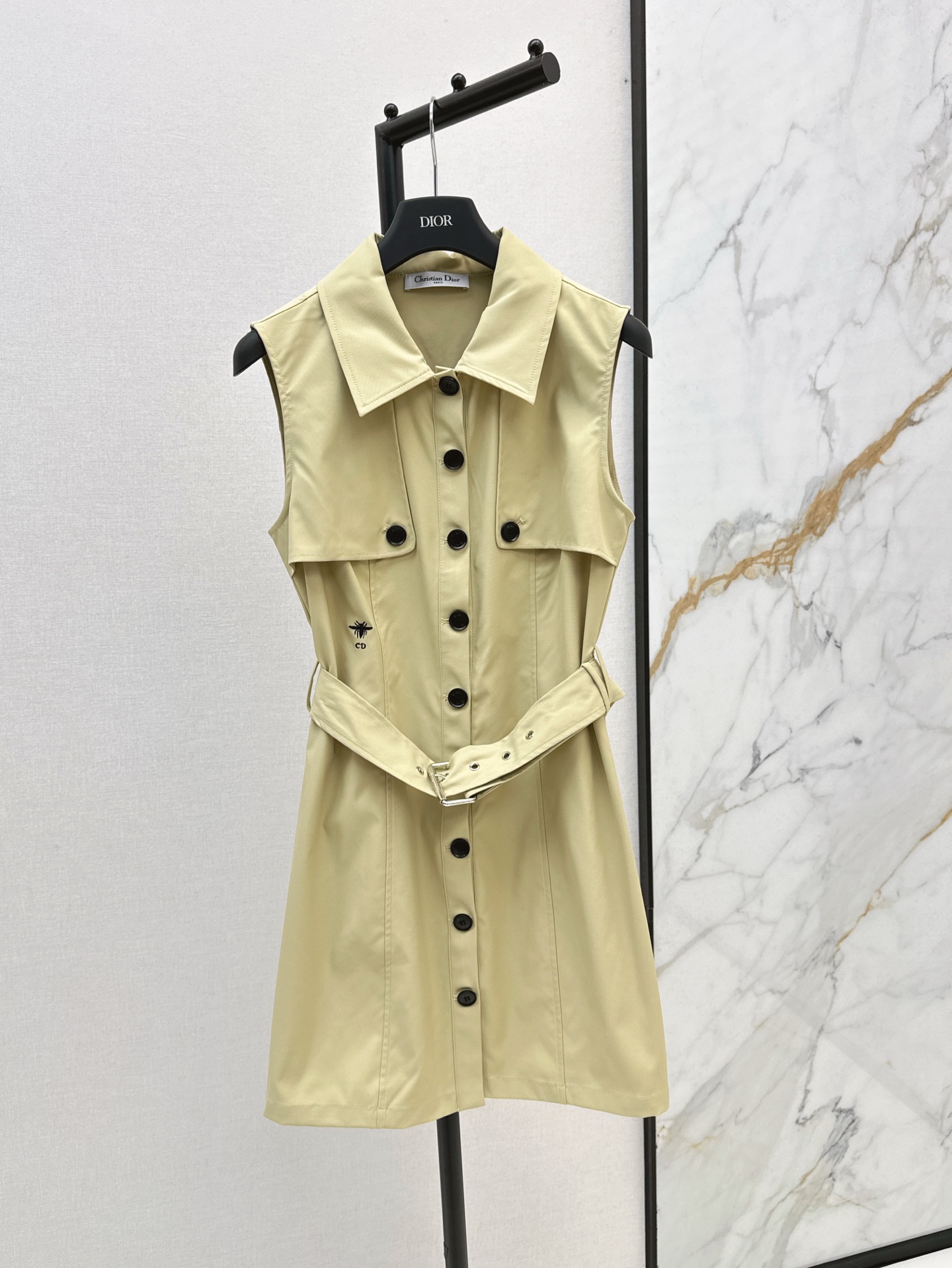 NO:319991,CD 25Ss—————The latest spring and summer lapel vest dress custom fabric with delicate texture, breathable and comfortable lapel vest dress tailoring, ready-to-wear large-volume colors use tailoring and details to enhance the exquisiteness, rich layers and exquisite details, perforated belts on the waist, bee CD logo on the side echoes the neat feeling, outlines the graceful figure, the overall intellectual and sexy, modify lines, a versatile dress with both fashion and practicality, two colors are available for sale in stock, sml, skirts, alexander wang19860909CD 25Ss————春夏最新款翻领背心连衣裙定制面料质感细腻 透气舒适 翻领背心裙剪裁 成衣大体素色利用剪裁和细节提升精致度 层次丰富细节精致 腰间本布穿孔腰带 旁侧蜜蜂CD徽标呼应平添利落感 勾勒曼妙身形 整体知性感满满 修饰线条 时尚与实用兼备的四季百搭连衣裙 两色现货发售sml,,skirts,alexander wang,Women's clothing