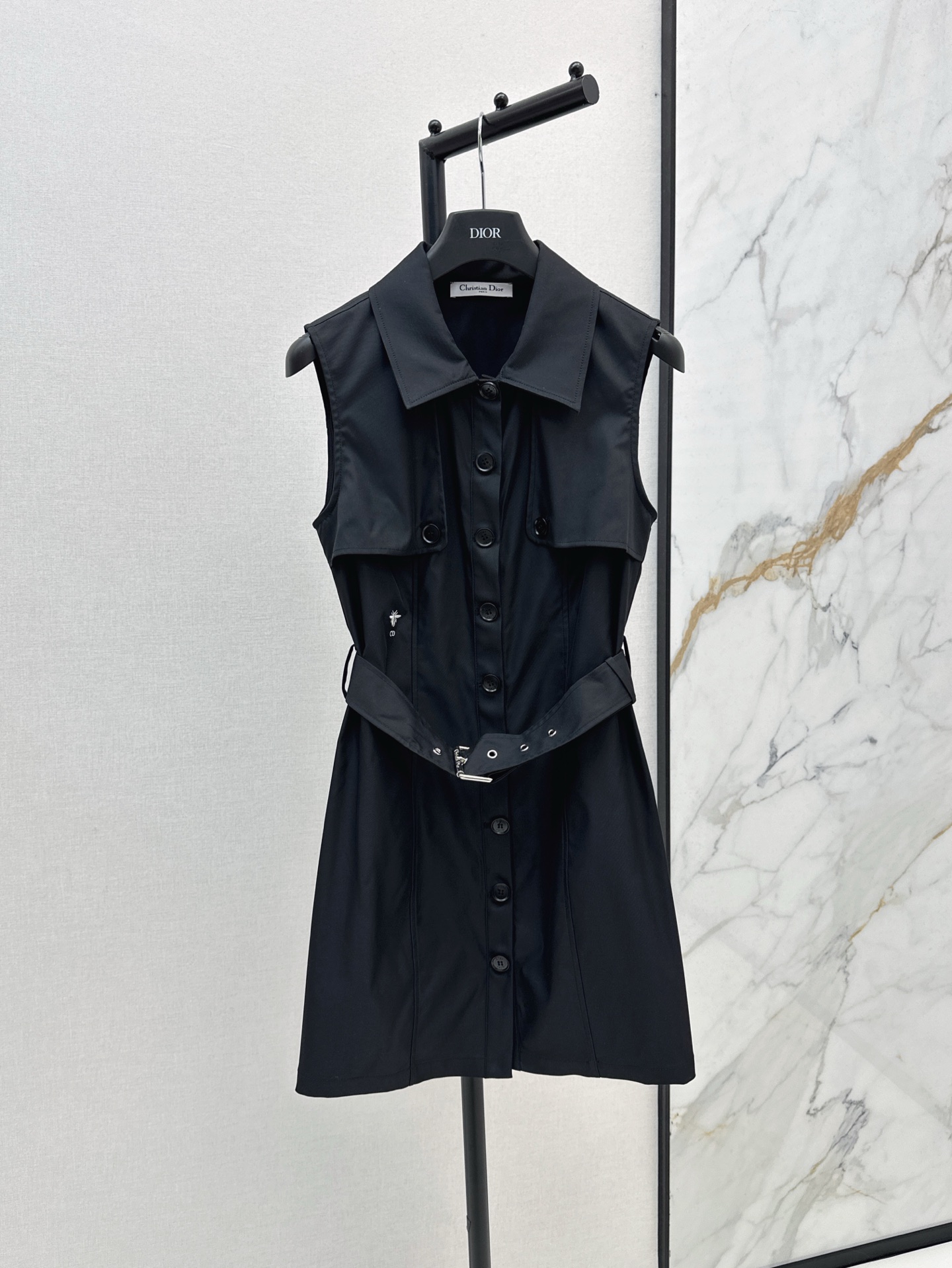 NO:319988,CD 25Ss—————The latest spring and summer lapel vest dress custom fabric with delicate texture, breathable and comfortable lapel vest dress tailoring, ready-to-wear large-volume colors use tailoring and details to enhance the exquisiteness, rich layers and exquisite details, perforated belts on the waist, bee CD logo on the side echoes the neat feeling, outlines the graceful figure, the overall intellectual and sexy, modify lines, a versatile dress with both fashion and practicality, two colors are available for sale in stock, sml, skirts, alexander wang19860909CD 25Ss————春夏最新款翻领背心连衣裙定制面料质感细腻 透气舒适 翻领背心裙剪裁 成衣大体素色利用剪裁和细节提升精致度 层次丰富细节精致 腰间本布穿孔腰带 旁侧蜜蜂CD徽标呼应平添利落感 勾勒曼妙身形 整体知性感满满 修饰线条 时尚与实用兼备的四季百搭连衣裙 两色现货发售sml,,skirts,alexander wang,Women's clothing