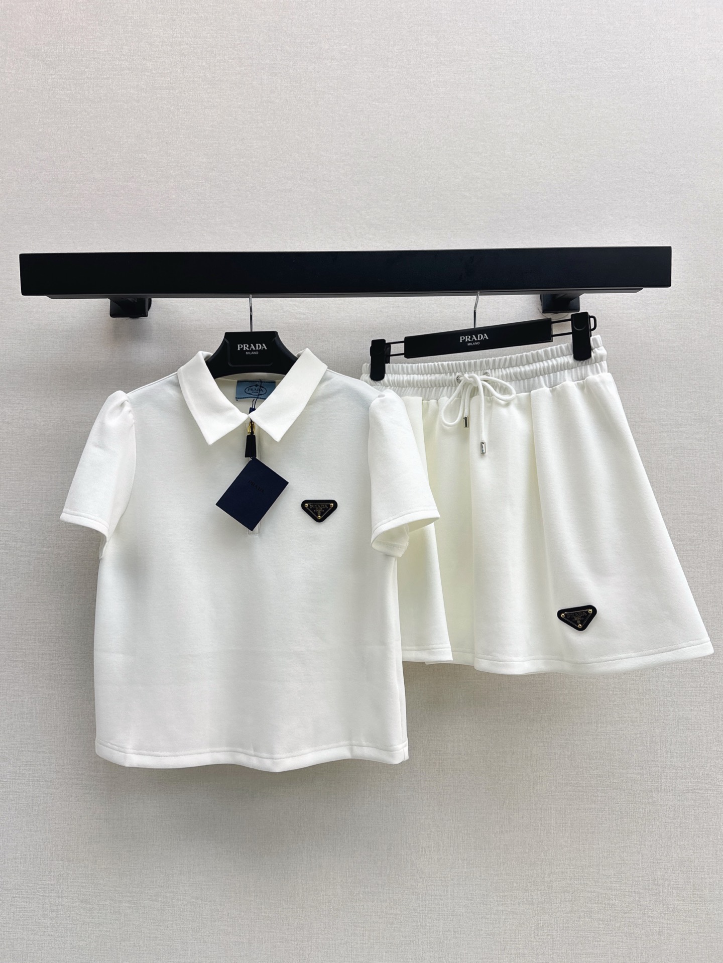 NO:319985,PD 25Ss————The latest spring and summer style age-reducing suit lapel top   skirt Customized cotton material Delicate texture Breathable and comfortable versatile black and white not picky age-like skin tone Match with the same series of drawstring casual skirts The skirt logo echoes the top The inner base safety pants are safer and more convenient to wear Complete sets of wear age-reducing fashionable One set Two colors are available in stock sml, skirts, alexander wang19860909PD 25Ss————春夏最新款减龄套装翻领上衣 半裙 定制全棉材质 细腻肌理 透气舒适 百搭黑白不挑年龄肤色 搭配同系列抽绳休闲半裙 裙摆徽标呼应上衣 内里打底安全裤穿着更安全便利 成套穿搭 减龄时髦 一套出 两色现货发售sml,,skirts,alexander wang,Women's clothing