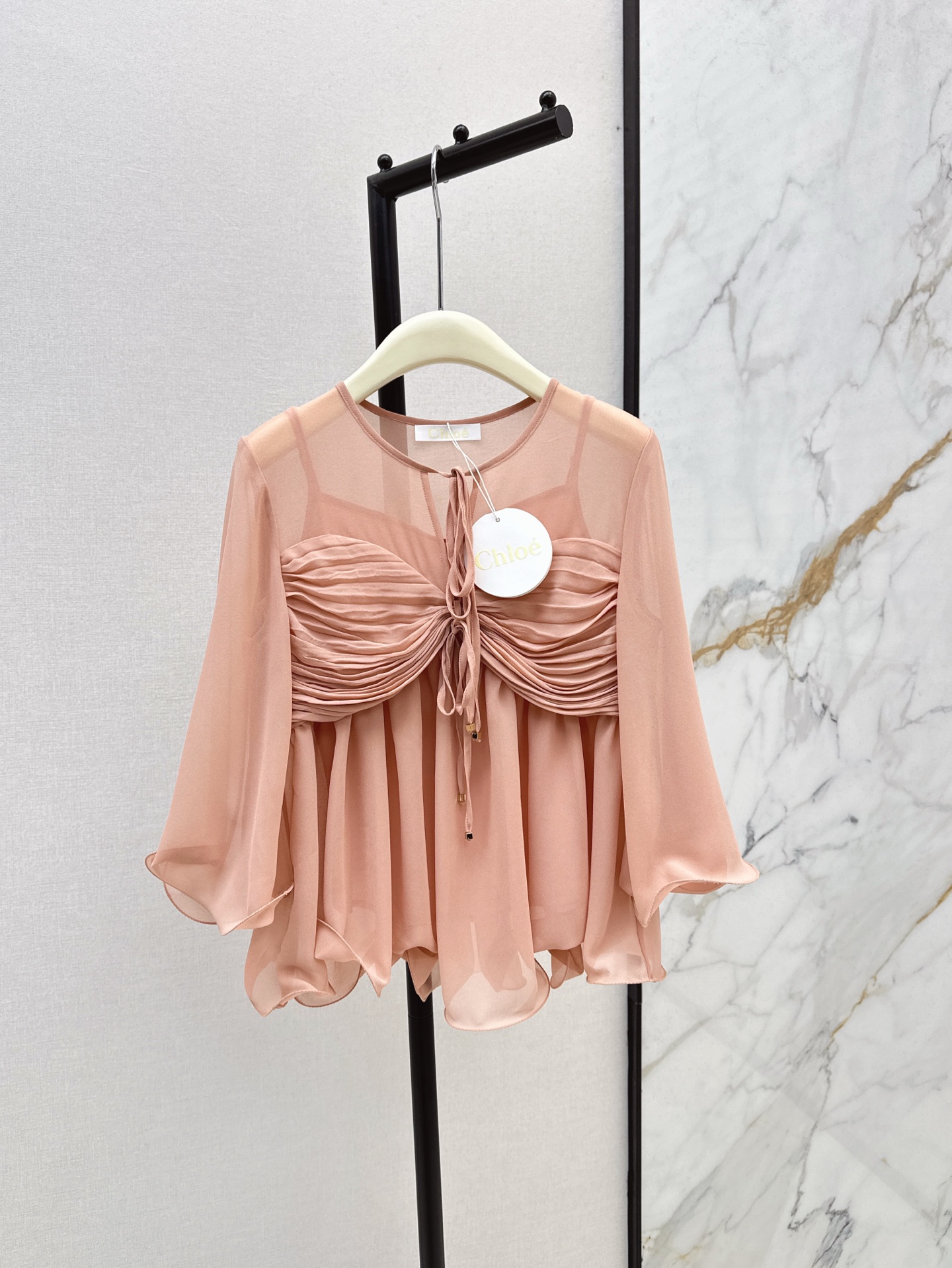 NO:319979,Ch～E 25Ss————The latest doll round neck and 7-quarter sleeve top in spring and summer. Silk-blend fabric has a great texture. Temperament round neck design. Age-reducing girlish style. Classic temperament items are high-end and fashionable. The style is not picky and the upper body is super slim. Two colors are available for sale in stock. Real silk, alexander wang19860909Ch～E 25Ss————春夏最新款娃娃款圆领七分袖上衣 真丝混纺面料质感超赞 气质圆领随身设计 减龄少女风 经典气质单品高级又时髦 版型不挑人上身超显瘦 两色现货发售sml,,real silk,alexander wang,Women's clothing