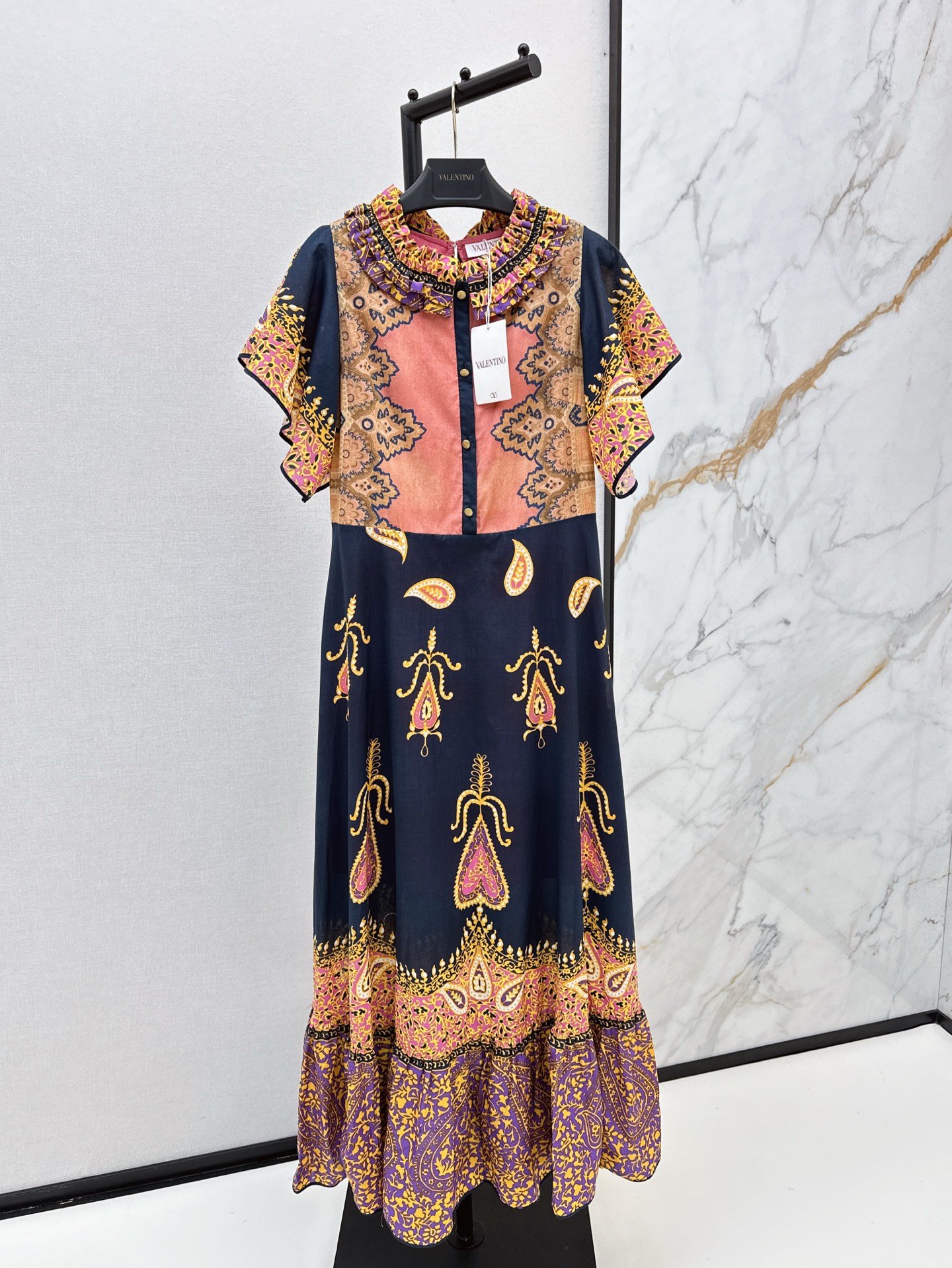 NO:319973,VLTN 25Ss————The latest retro ethnic style printed Feifei Sleeve Dress in spring and summer. It has a strong exotic retro style and is very pleasing. The ear collar and Feifei Sleeve are mutually in line. The high waistline is natural waist and make you look slim. It seems simple. In fact, many heavy industry designs are available in silk cotton fabric. SML, skirts, alexander wang19860909VLTN 25Ss————春夏最新款复古民族风印花飞飞袖连衣裙 带着浓浓的异域复古风情花色很是讨喜 木耳边领与飞飞袖相互应 高腰线自然束腰显瘦 看似简单实际上很多重工设计哦 丝棉面料 一色现货发售sml,,skirts,alexander wang,Women's clothing