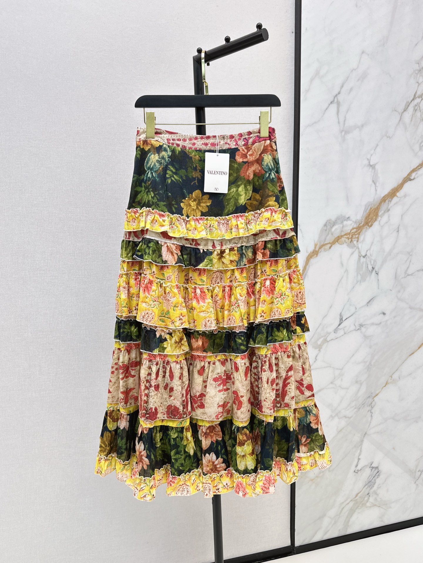 NO:319970,VLTN 25Ss————The latest spring and summer style elements layered cake design skirt. Super beautiful national style. It is fashionable when paired. High-waisted long skirt. Plus the layered A-shaped tailoring design. The legs are the longest visually. One-color spot-on sml, skirts, alexander wang19860909VLTN 25Ss————春夏最新款民族风元素层叠蛋糕设计半裙 超级美腻的民族风 搭配起来都是时髦范 高腰长款半裙 再加上层叠的A字剪裁设计 在视觉感上将腿部比例拉到最长 一色现货发售sml,,skirts,alexander wang,Women's clothing