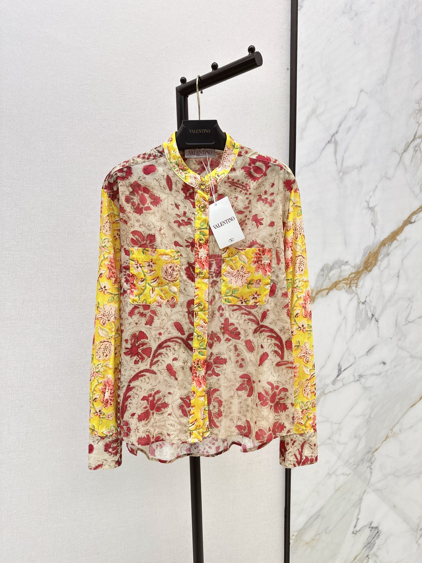 NO:319967,Cecilia Cheung's same VLTN 25Ss————The latest floral print stand-up collar shirt in spring and summer. Romantic and ethnic style floral pattern retro charm. It uses light silk cotton fabric printed as a sunscreen shirt. The print looks very beautiful. Simple and noble. One color is available in stock. SML, Shirts, Alexander wang19860909张柏芝同款 VLTN 25Ss————春夏最新款花卉印花立领衬衫 浪漫民族风花卉图案复古魅力 采用轻薄丝棉面料印花 当防晒衬衫绝绝子 印花很好看 简约高贵 一色现货发售sml,,shirts,alexander wang,Women's clothing