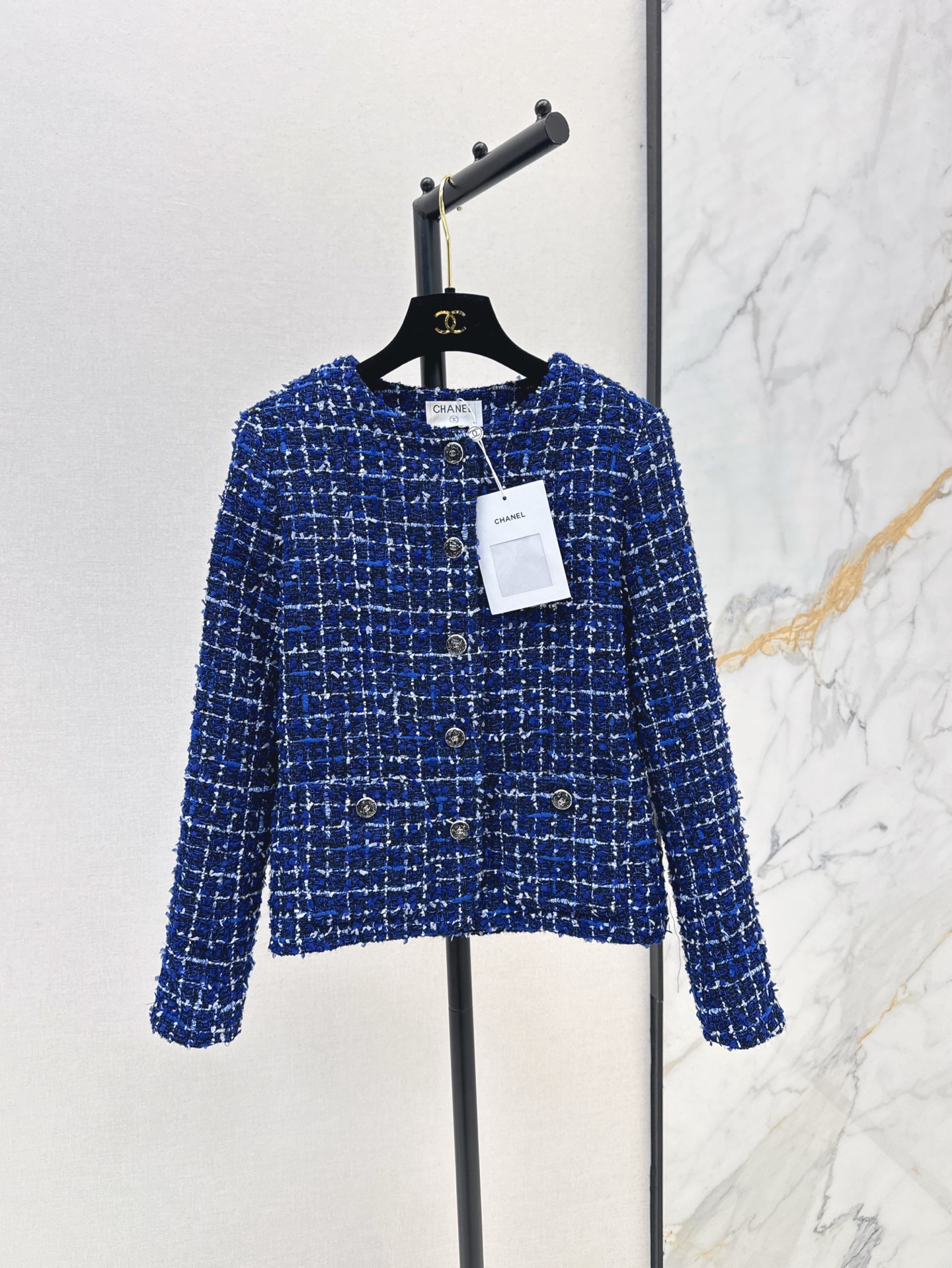 NO:319993,C home 25Ss————The latest spring and summer braided silver wire dress jacket custom imported fine imitation braided fabric with excellent texture. Coarse striped wool fabric creates a famous style. The front closure single-row heavy work double C buckle   exquisite blue-purple braided texture shows luxury and elegance. Silver wire is interspersed between the plaids, shining and charming, highlighting brand taste, rich design layering, first choice for fashionable and exquisite outfits. One-color spot-on sml, chanel, jackets & coats, alexander wang19860909C家 25Ss————春夏最新款编织银丝洋装外套定制进口精仿编织面料 质感上乘 粗花条纹毛呢面料打造名媛风典范 前襟单排重工双C扣 精致蓝紫色编织纹理 尽显奢华又不失雅致 银丝穿插于格纹之间 闪耀优雅迷人 突出品牌品味 丰富设计层次感 时髦精穿搭首选 一色现货发售sml,,chanel,jackets & coats,alexander wang,Women's clothing