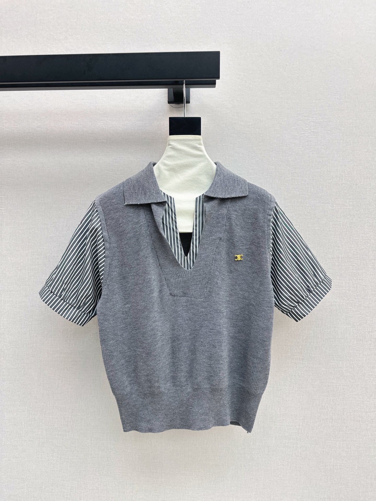 NO:319990,Exclusive model ~CE 25Ss————The latest model of early spring spliced ​​knitted fake two-piece short-sleeved sweater with versatile temperament design sense contrasting color layering full of high-end feeling. Paired with various jeans half group lazy and casual three-color spot on sale sml, jeans, T-shirt, alexander wang19860909独家款～CE 25Ss———早春最新款拼接针织假两件短袖针织衫百搭气质的设计感撞色叠穿高级感满满 搭配各种牛仔裤半群慵懒随性 三色现货发售sml,,jeans,T-shirt,alexander wang,Women's clothing