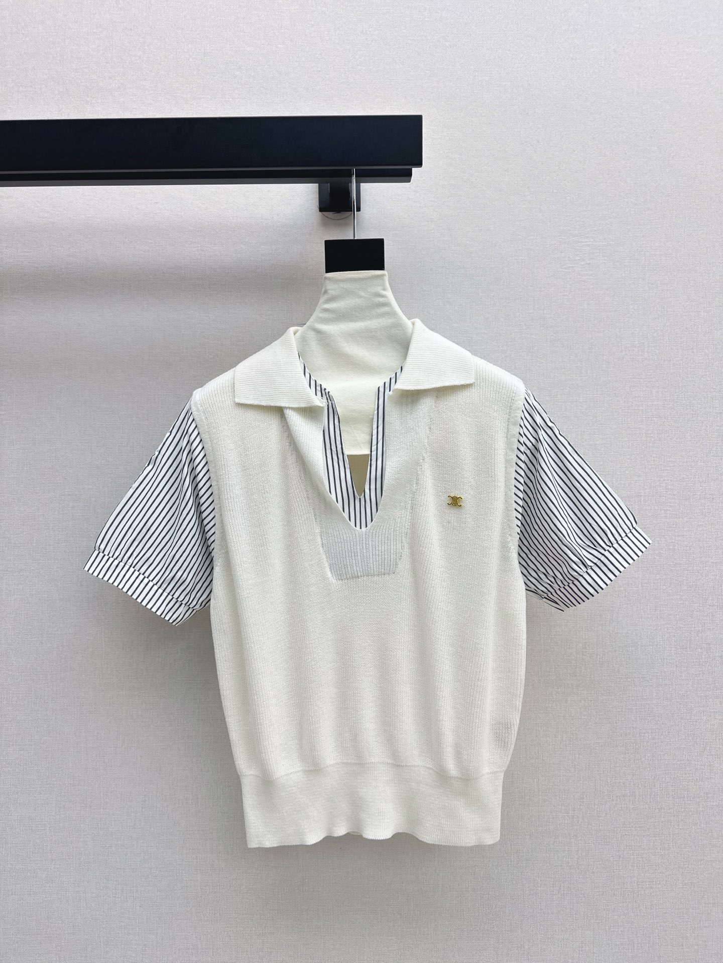 NO:319987,Exclusive model ~CE 25Ss———The latest model of early spring spliced ​​knitted fake two-piece short-sleeved sweater with versatile temperament design sense contrasting color layering full of high-end feeling. Paired with various jeans half group lazy and casual three-color spot sml 99260210,,jeans,T-shirt,alexander wang19860909独家款～CE 25Ss———早春最新款拼接针织假两件短袖针织衫百搭气质的设计感撞色叠穿高级感满满 搭配各种牛仔裤半群慵懒随性 三色现货发售sml 99260210,,jeans,T-shirt,alexander wang,Women's clothing