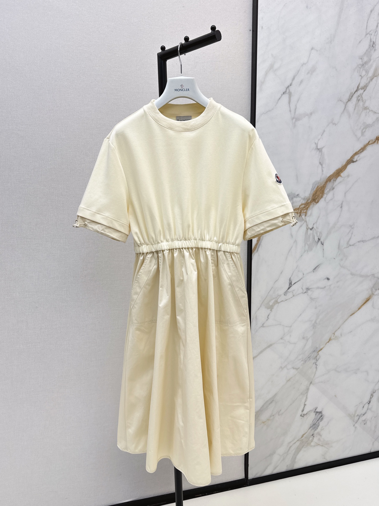 NO:319969,Casual essential Mc 25Ss————The latest spring and summer splicing design dresses. Splicing of different fabrics on the upper and lower sides is very design-like. T-shirt round neck design. Decoration of small badges on the sleeves. Waist tightening method. Slightly tightening but not pinching the waist. It has the allowance to make it look slimmer and more inclusive. No matter what body shape you can control. Two colors are available for sale in stock. SML, skirts, tees, t-shirt, alexander wang19860909休闲必备款 Mc 25Ss————春夏最新款拼接式设计连衣裙 上下不一样面料的拼接 很有设计感 T恤圆领设计 袖子上小徽章装饰 腰部松紧做法 微收腰但不会掐腰 有余量更显瘦 更有包容性 不管什么身材都可以驾驭 两色现货发售sml,,skirts,tees，t-shirt,alexander wang,Women's clothing