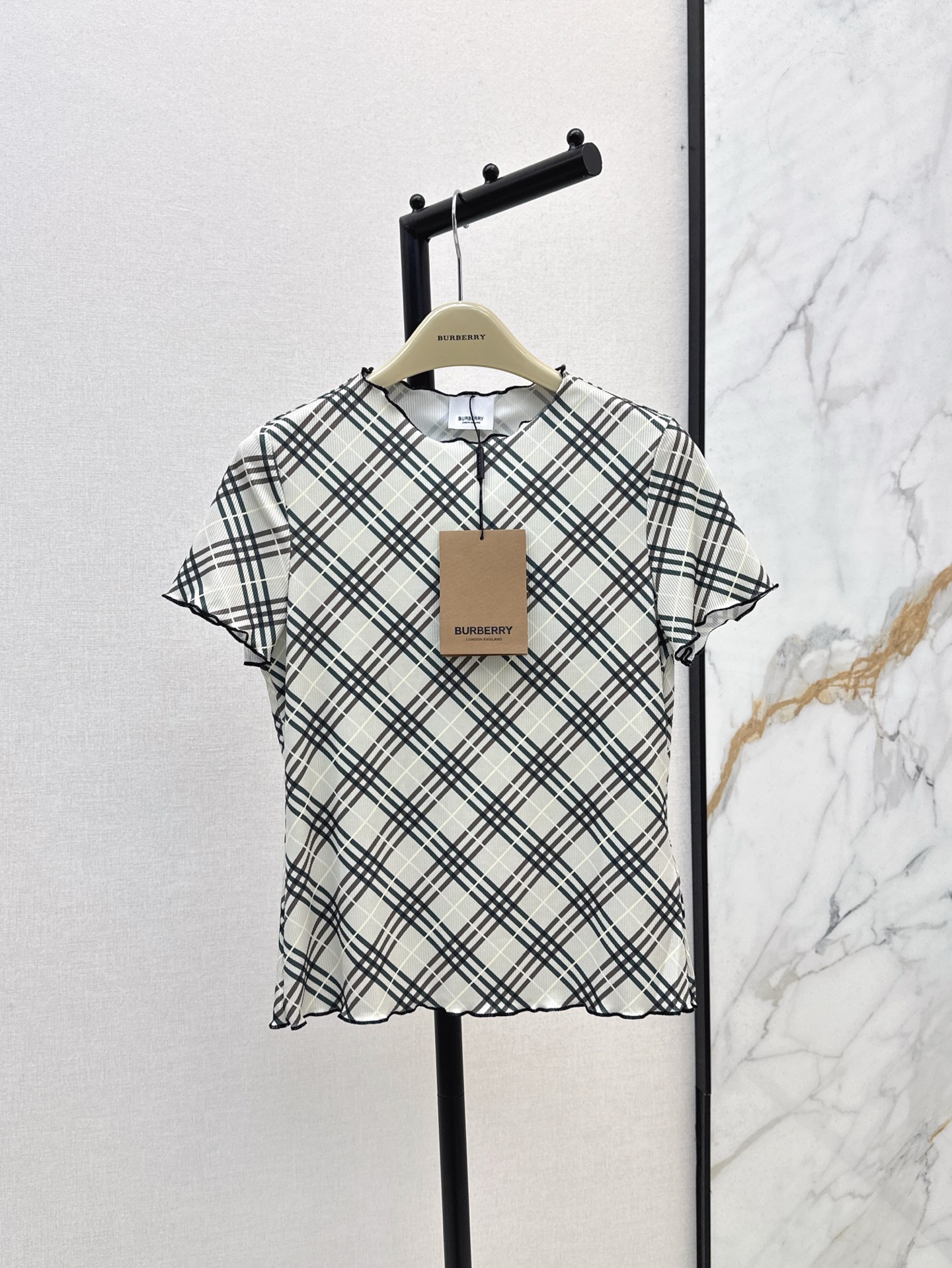 NO:319965,V-exclusive model ~ Bur 25Ss————The latest spring and summer Vintage mid-sleeved short-sleeved plaid T This piece must be too fashionable~~Classic plaid color matching Elegant and high-end temperament perfectly, a permanently outdated fashion item Two-color spot on sale sml, burberry, T-shirt, alexander wang19860909V独家款～ Bur 25Ss————春夏最新款Vintage中古款短袖格纹T 这件一定要入太洋气了～～经典格纹配色 优雅高级气质完美拿 永久不过时的时尚单品 两色现货发售sml,,burberry,T-shirt,alexander wang,Women's clothing