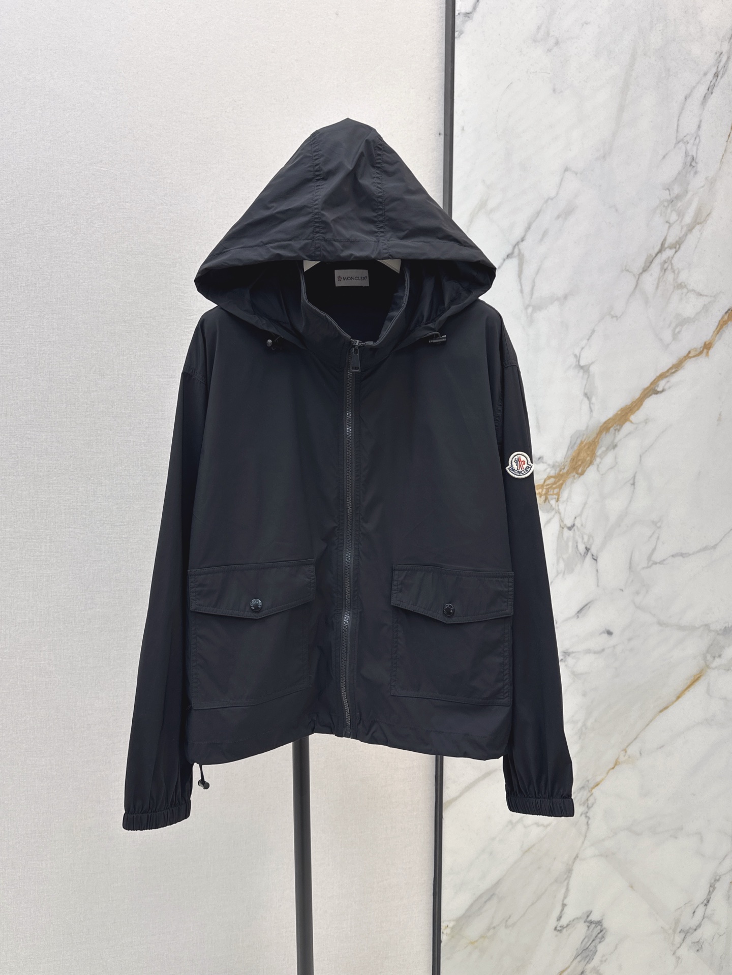 NO:319963,MC 25Ss————The latest hooded sunscreen jacket in spring and summer, fashionable and practical, cuff logo decoration, minimalist design, simple and lightweight, slim and versatile, lightweight fabrics are very comfortable, very light and breathable, the style is very online, not picky about the figure, everyone looks good when wearing it, go out in summer with a small sunscreen and easily has white skin. Two colors are available for sale in stock smlxl,, jackets & coats,hats,alexander wang19860909MC 25Ss————春夏最新款连帽防晒衣外套时髦和实用兼顾 袖口logo标装饰 极简主义设计 既简约又轻便 上身显瘦又百搭 轻薄面料舒适度极好 非常的轻便透气 版型做工很在线 不挑身材 谁穿都好看 夏天外出配一件小防晒轻松拥有白嫩皮肤 两色现货发售smlxl,,jackets & coats,hats,alexander wang,Women's clothing