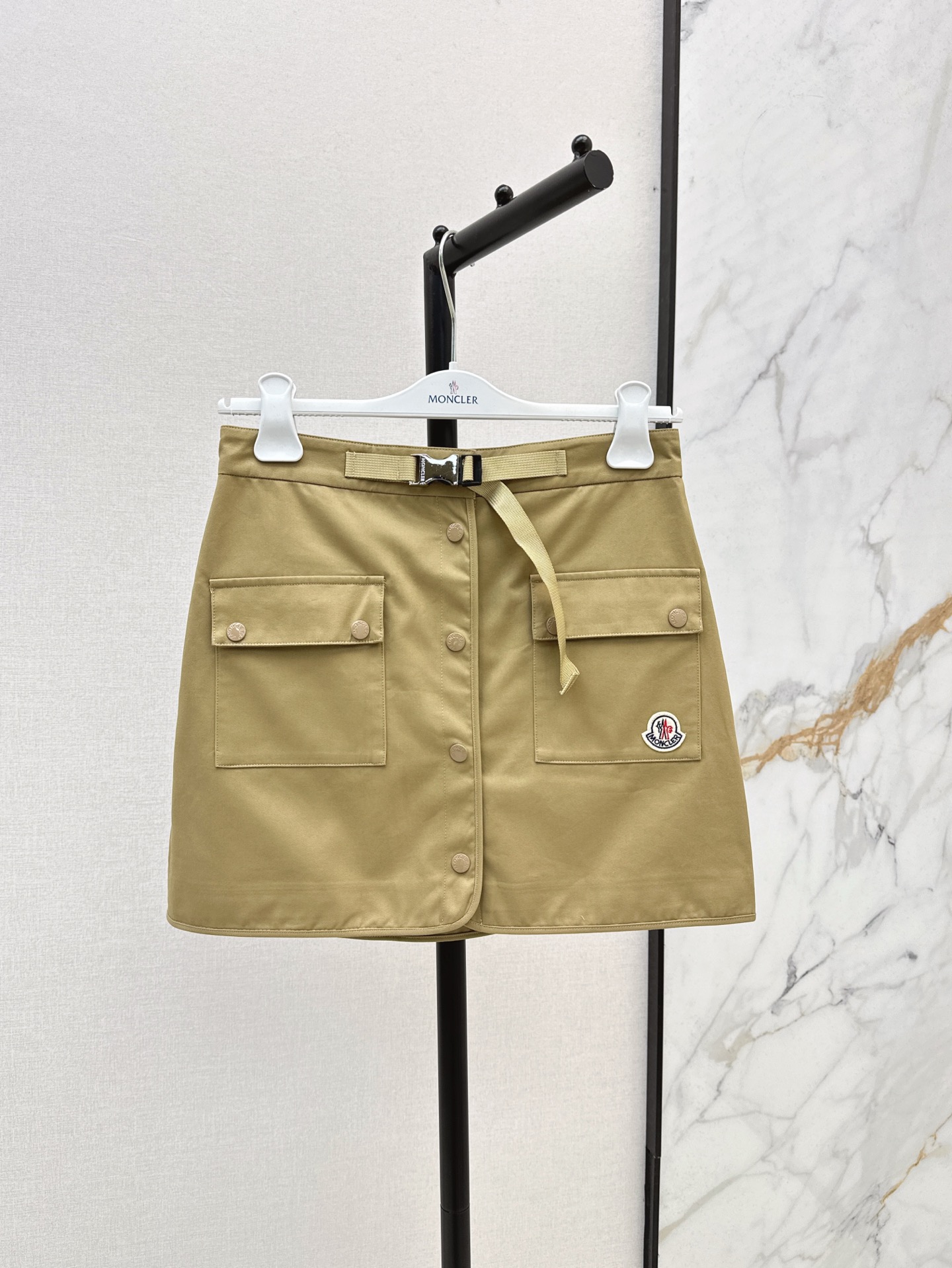 NO:319961,MC 25Ss————The latest spring and summer style of the latest breasted functional buckle skirt. The A-line style is easy to cover the flesh and make you look slimming. The functional buckle is waist-hugging embellishment. Cool and fashionable. Any item is good to match. Full age-reducing girlish feeling. A must-have versatile style for dates and going out. Two-color spot sml, skirts, alexander wang19860909MC 25Ss————春夏最新款排扣机能扣半裙 A字版型上身轻松遮肉显瘦 机能扣收腰点缀 酷帅又时髦 随便搭配个单品都好看 满满的减龄少女感 约会出街必备百搭款 两色现货发售sml,,skirts,alexander wang,Women's clothing