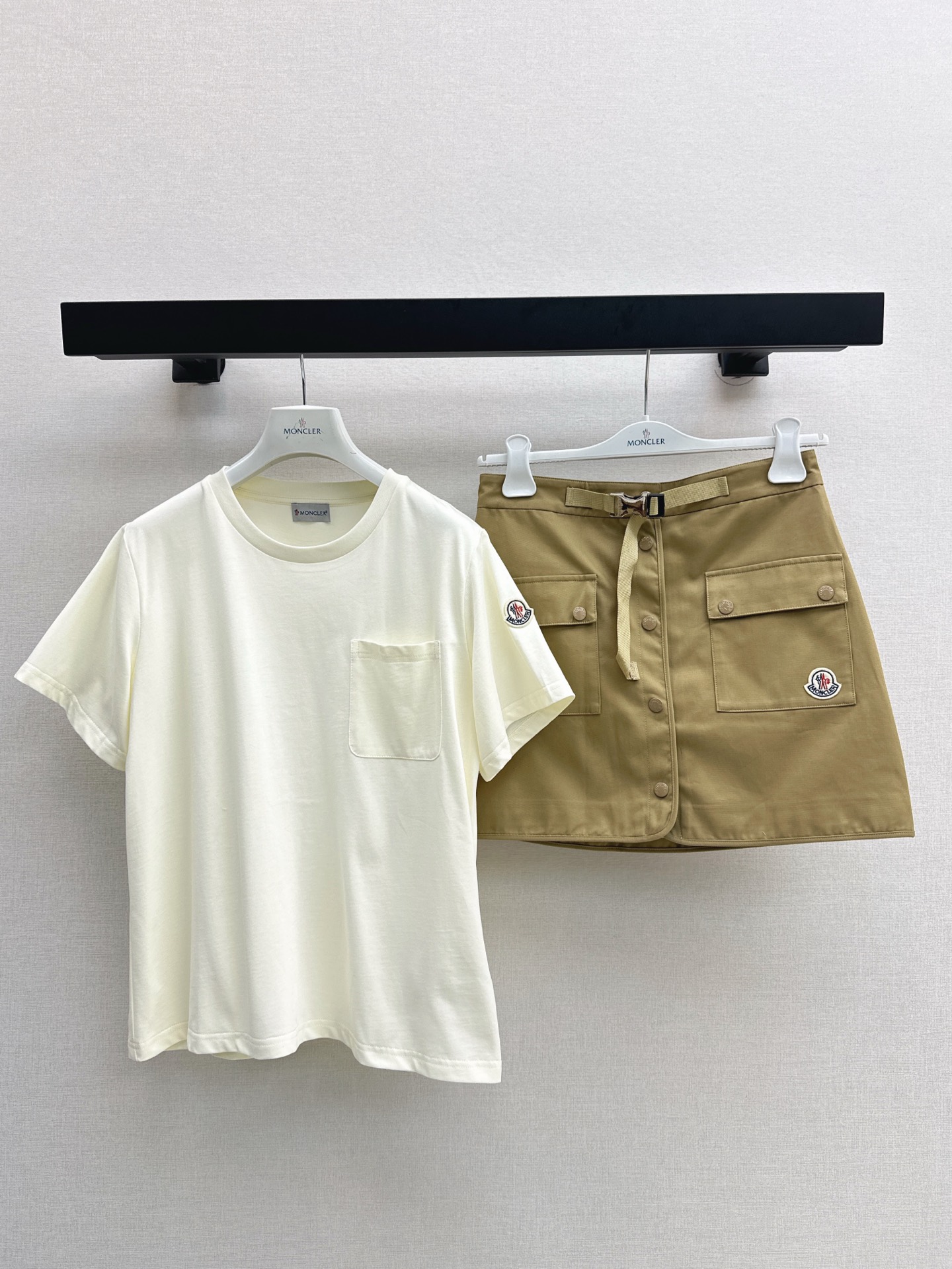 NO:319959,MC 25Ss————The latest spring and summer cuff micro-label decorative pullover short-sleeved T-shirts, essential basic styles for people, good matches, simple design, versatile and elegant, good-looking with shorts and skirts, two colors are available in stock, sml, skirts, shorts, T-shirt, tees, t-shirt, alexander wang19860909MC 25Ss————春夏最新款袖口微标装饰套头短袖T恤 人手必备基础款 各种好好搭配 简洁设计百搭大气 搭配短裤半裙都好看 两色现货发售sml,,skirts,shorts,T-shirt,tees，t-shirt,alexander wang,Women's clothing