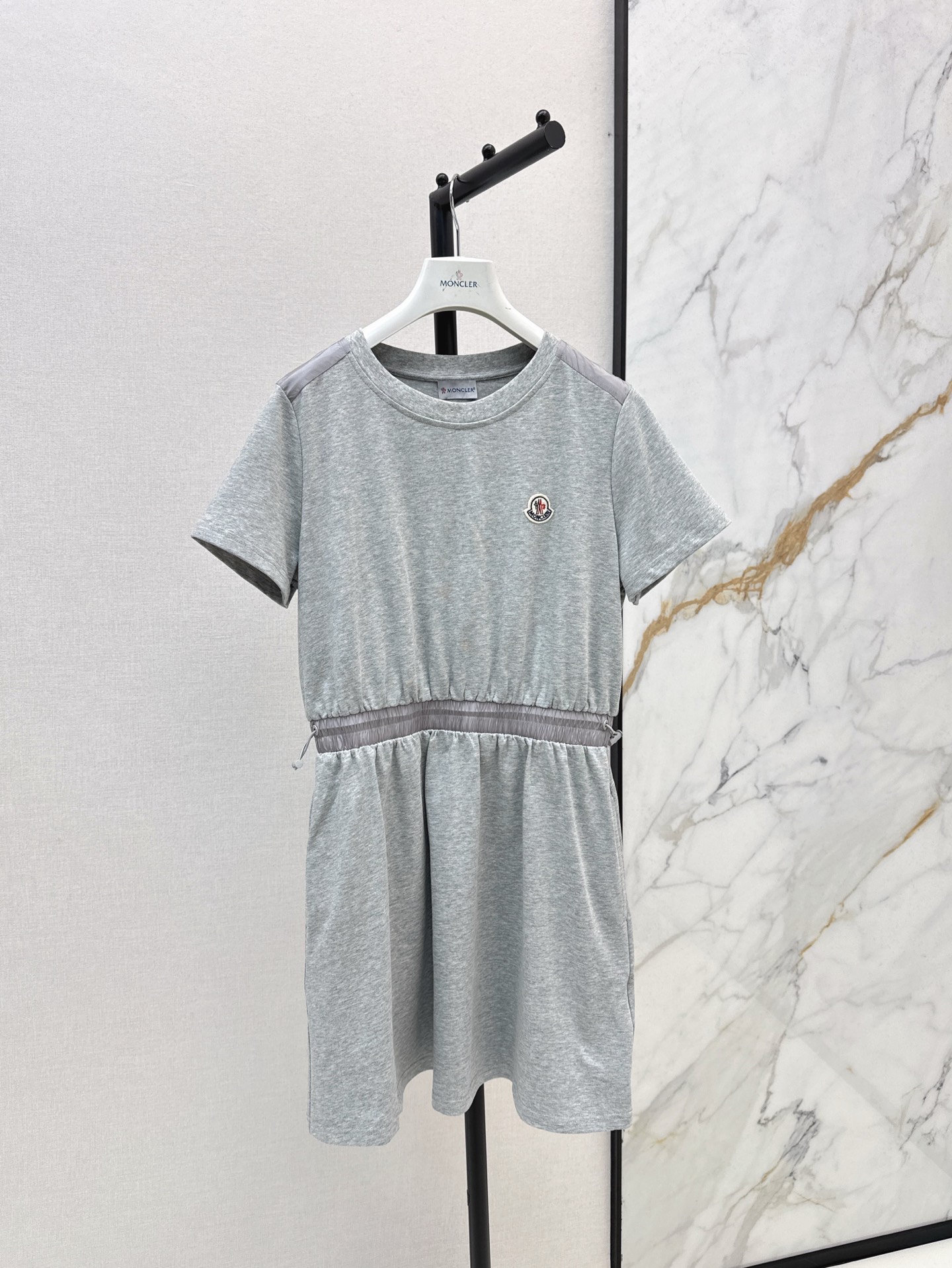 NO:319955,MC 25Ss————The latest short-sleeved elastic waist-retractable dress in spring and summer. Classic brand logo embellishment on the chest. Fashionable and high-end elastic waist splicing design. Easy to divide the golden proportions. With a cool and handsome sense of high-end. The upper body is fresh meat covering the flesh and reducing age. Cool girls are fashionable. Two-color spot-on sml, skirts, T-shirt, gold, alexander wang19860909MC 25Ss————春夏最新款短袖松紧收腰连衣裙 胸前经典品牌徽标点缀 时髦又高级 松紧腰拼接设计 轻松分割黄金比例身材 自带酷帅高级感 上身鲜肉遮肉又减龄 酷女孩比入时髦单品 两色现货发售sml,,skirts,T-shirt,gold,alexander wang,Women's clothing