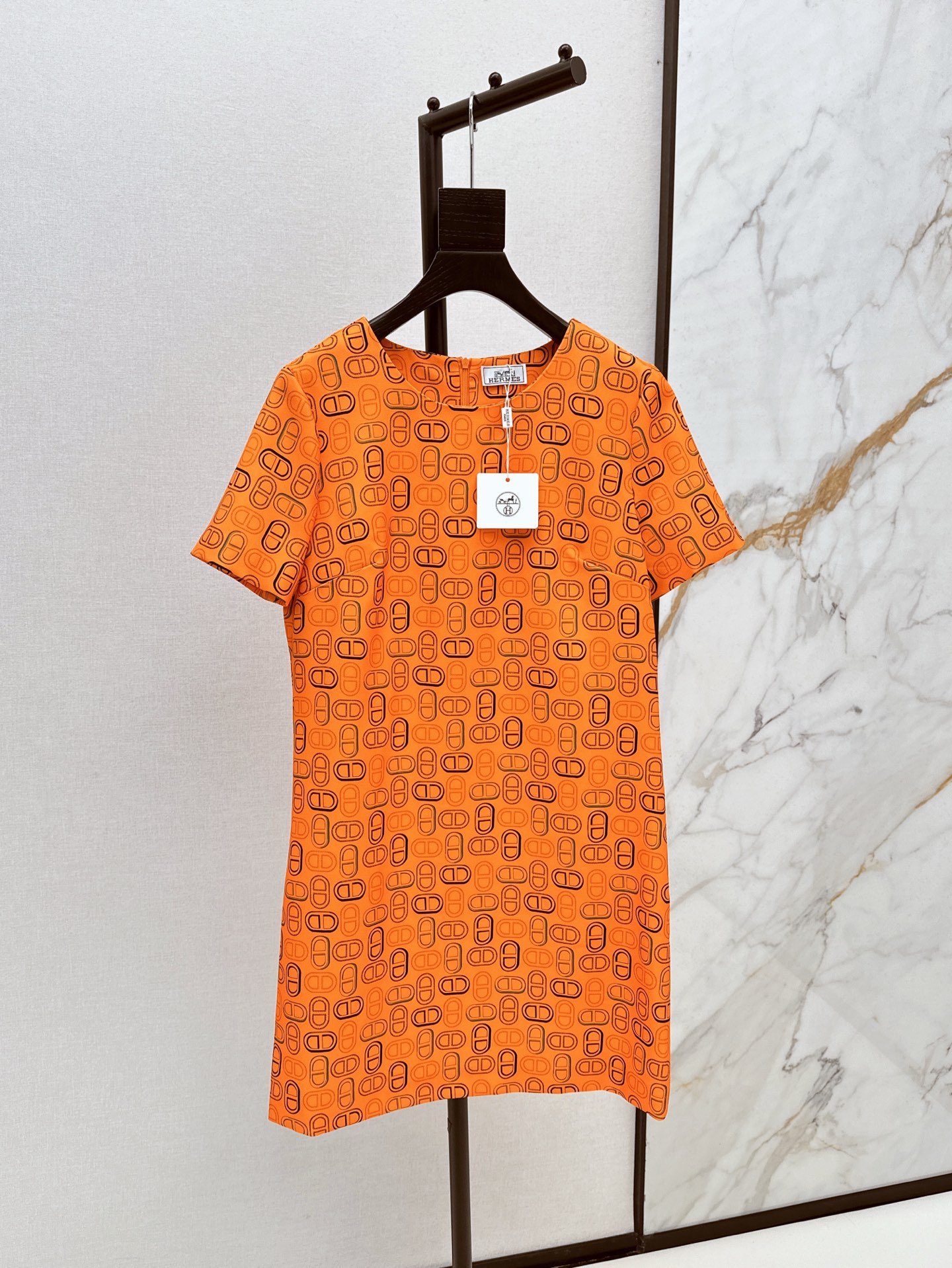 NO:319953,Her 25Ss———The latest round neck short-sleeved dress in spring and summer. Custom imported twill thick material. High-quality texture. Flexible and comfortable. Round neck short-sleeved dress tailored with pig nose contrast pattern. The back zipper adjustable slit is easier to put on and off. Straight-tube style to accommodate body curves. Elegant and retro upper body. A must-have for casual commuting. Two colors are available for sale in stock. SML, skirts, T-shirt, alexander wang.19860909Her 25Ss———春夏最新款圆领短袖连衣裙 定制进口斜纹稠材质 质感高级 垂顺舒适 圆领短袖连衣裙剪裁 印猪鼻撞色图案 后背拉链调节开衩更便于穿脱 直筒版型包容身材曲线 上身优雅复古 休闲通勤必备 两色现货发售sml,,skirts,T-shirt,alexander wang,Women's clothing