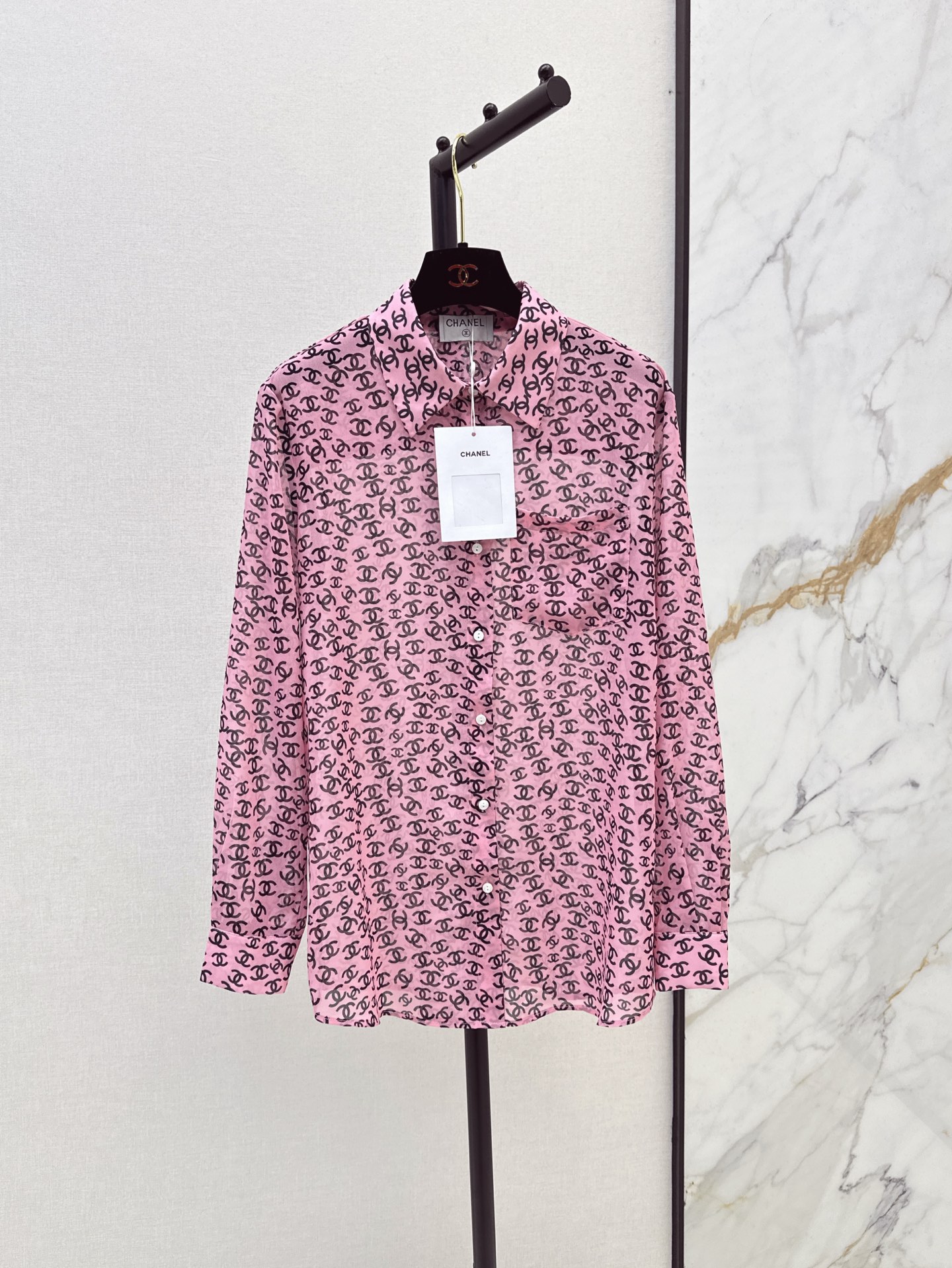 NO:319951,C home 25Ss—————The latest spring and summer active printed logo shirt custom imported light and flowing chiffon material, light and comfortable texture, flowing and light, lapel loose shirt style, ready-to-wear with active printing technology, extremely sweet, fashionable and fashionable, suitable for wearing in all occasions, must-have for casual commuting, one-color spot-on sml, chanel,shirts,alexander wang19860909C家 25Ss————春夏最新款活性印花徽标衬衫定制进口轻薄飘逸雪纺纱材质 质地轻薄舒适 飘逸轻盈 翻领宽松衬衫版型 成衣以活性印花工艺 极具甜美气息 时髦洋气 适穿各种场合 休闲通勤必备亮眼穿搭 一色现货发售sml,,chanel,shirts,alexander wang,Women's clothing