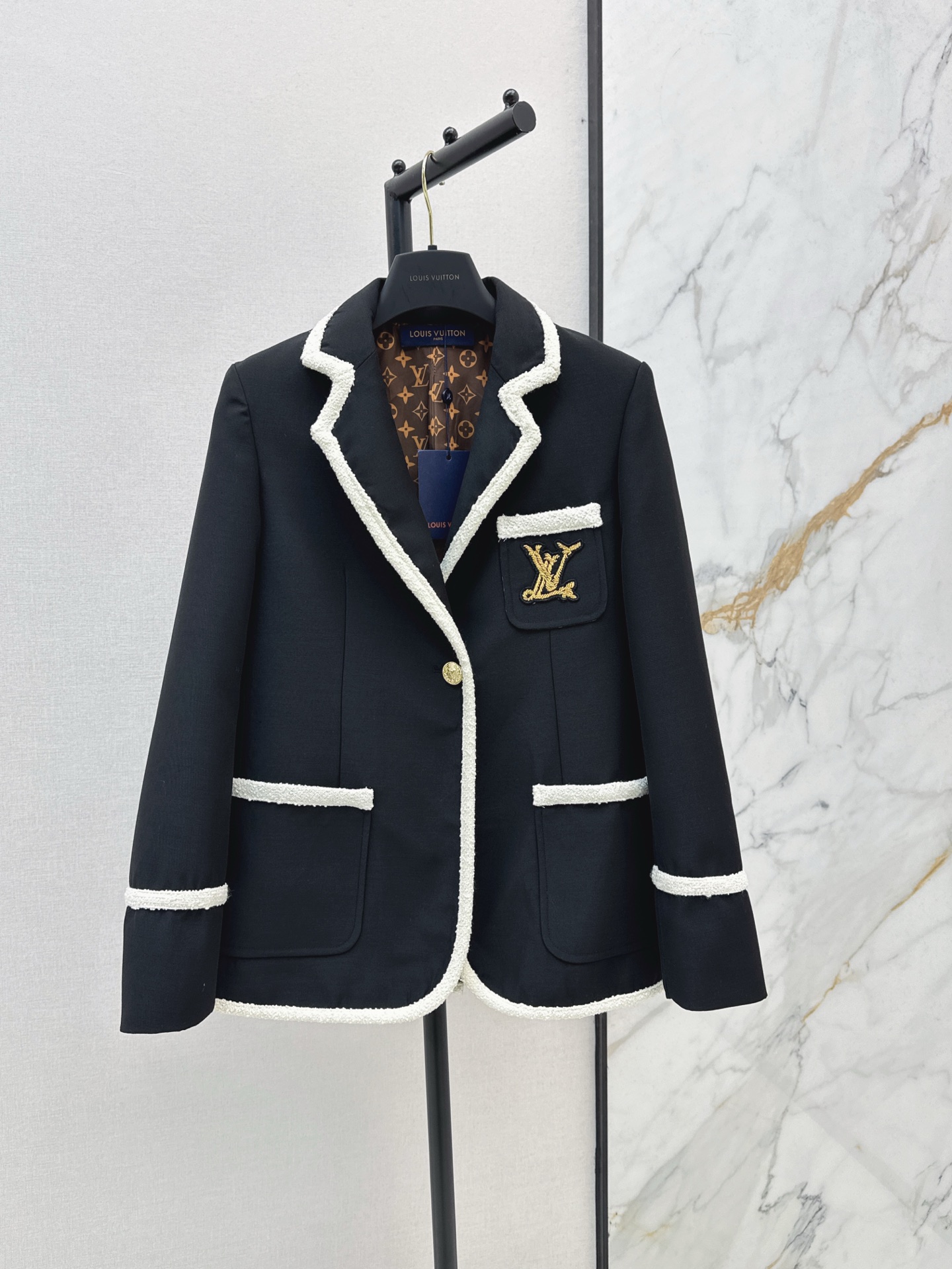 NO:319949,L Home 25Ss————The latest spring and summer style contrasting colored tying suit jacket. The right shoulder pad design makes people look particularly energetic. Contrast colored edging decoration. Chest embroidered logo embellishment. Simple and yet yet design-like. The style is very hard. Customized gold buckle embellishment makes the whole suit no longer monotonous. The upper body covers the flesh and looks slim. It can be sweet and cool. The same color is available for sale in stock. sml,,louis vuitton, jackets & coats,business suit,alexander wang19860909L家 25Ss————春夏最新款撞色捆边西装外套 恰到好处的垫肩设计显得人特别有精神 撞色包边装饰 胸口刺绣logo徽标点缀 简约中又不失设计感 版型很硬挺 定制金扣点缀 让整件西装不再单调 上身遮肉显瘦 可甜可酷 一色现货发售sml,,louis vuitton,jackets & coats,business suit,alexander wang,Women's clothing