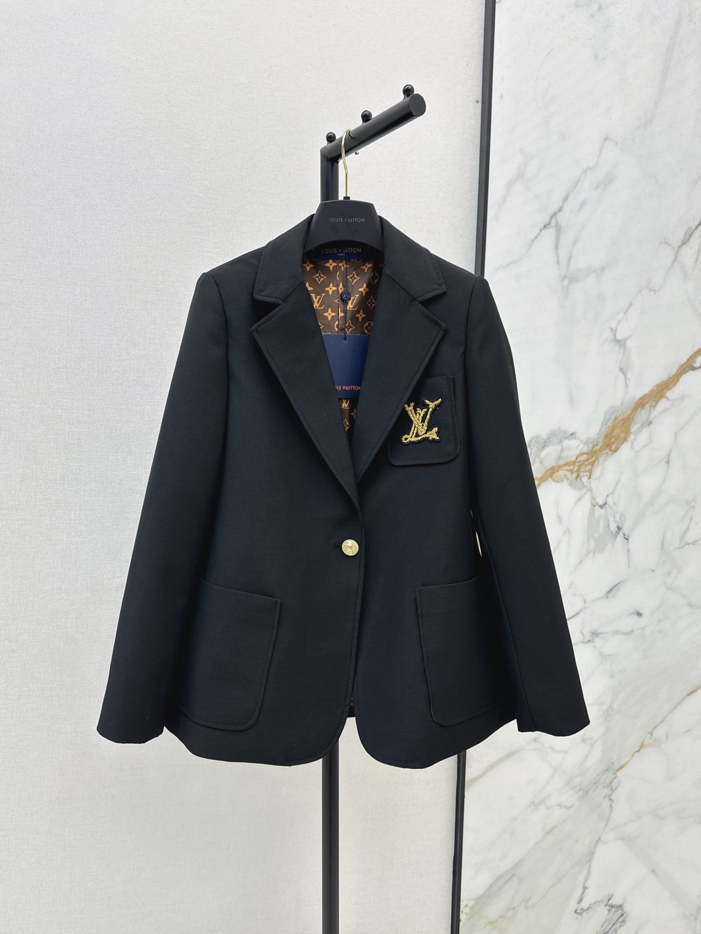 NO:319947,L Home 25Ss————The latest solid color slim suit jacket in spring and summer. The upper body is super fashionable. Three-dimensional silhouette tailoring design. Simple and eye-catching. Classic lapel. One-piece buckle logo gold buckle is super high-end. It has a presbyop lining to highlight the brand's charm. It is suitable for daily commuting matches. One-size spot sml,, louis vuitton, jackets & coats, business suit, alexander wang19860909L家 25Ss————春夏最新款纯色修身西装外套 上身超赞的时髦感 立体廓形剪裁设计 简约又吸睛 经典翻领 一粒扣logo金扣超显高级 带有老花里衬彰显品牌魅力 日常通勤搭配都适合 一色现货发售sml,,louis vuitton,jackets & coats,business suit,alexander wang,Women's clothing