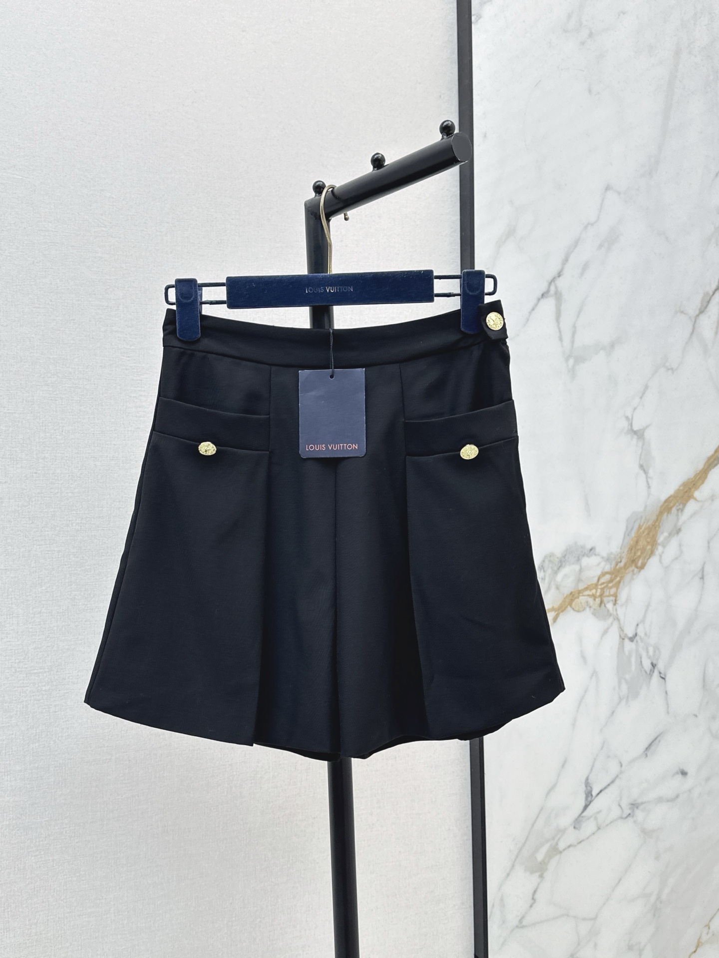 NO:319962,L family 25Ss————The latest spring and summer logo gold button high waist shorts pants, slim pants in one second, side zipper high waist A-line pants, super hidden flesh and slimming, front double pocket embellishment, customized gold button decoration, low-key and eye-catching, two colors on sale in stock,,louis vuitton, shorts, alexander wang19860909L家 25Ss————春夏最新款logo金扣高腰短裤裤 一秒就很显瘦的裤子 侧拉链高腰A字裤型 上身超级藏肉显瘦 前面双口袋点缀 定制金扣装饰 低调又吸睛十足 两色现货发售sml,,louis vuitton,shorts,alexander wang,Women's clothing