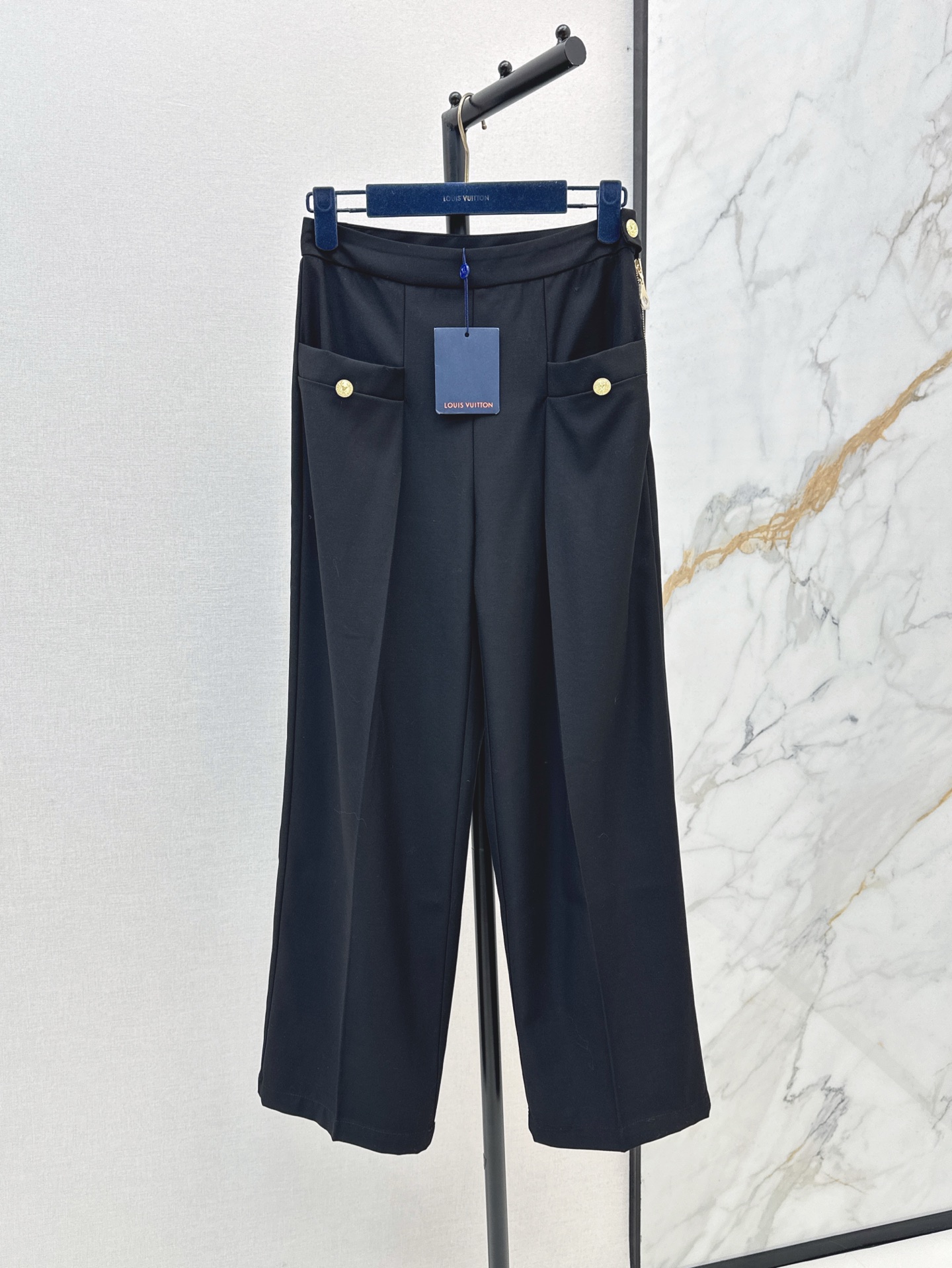 NO:319960,L family 25Ss————The latest spring and summer logo gold button high waist wide-leg pants. Pants that look slim in one second. Side zipper high waist straight wide-leg pants. The upper body is super hidden and slimming. The front double pocket embellishment. Customized gold button decoration. Low-key and eye-catching. Two colors are available for sale in stock. SML, louis vuitton, alexander wang19860909L家 25Ss————春夏最新款logo金扣高腰阔腿裤 一秒就很显瘦的裤子 侧拉链高腰直筒阔腿裤型 上身超级藏肉显瘦 前面双口袋点缀 定制金扣装饰 低调又吸睛十足 两色现货发售sml,,louis vuitton,alexander wang,Women's clothing