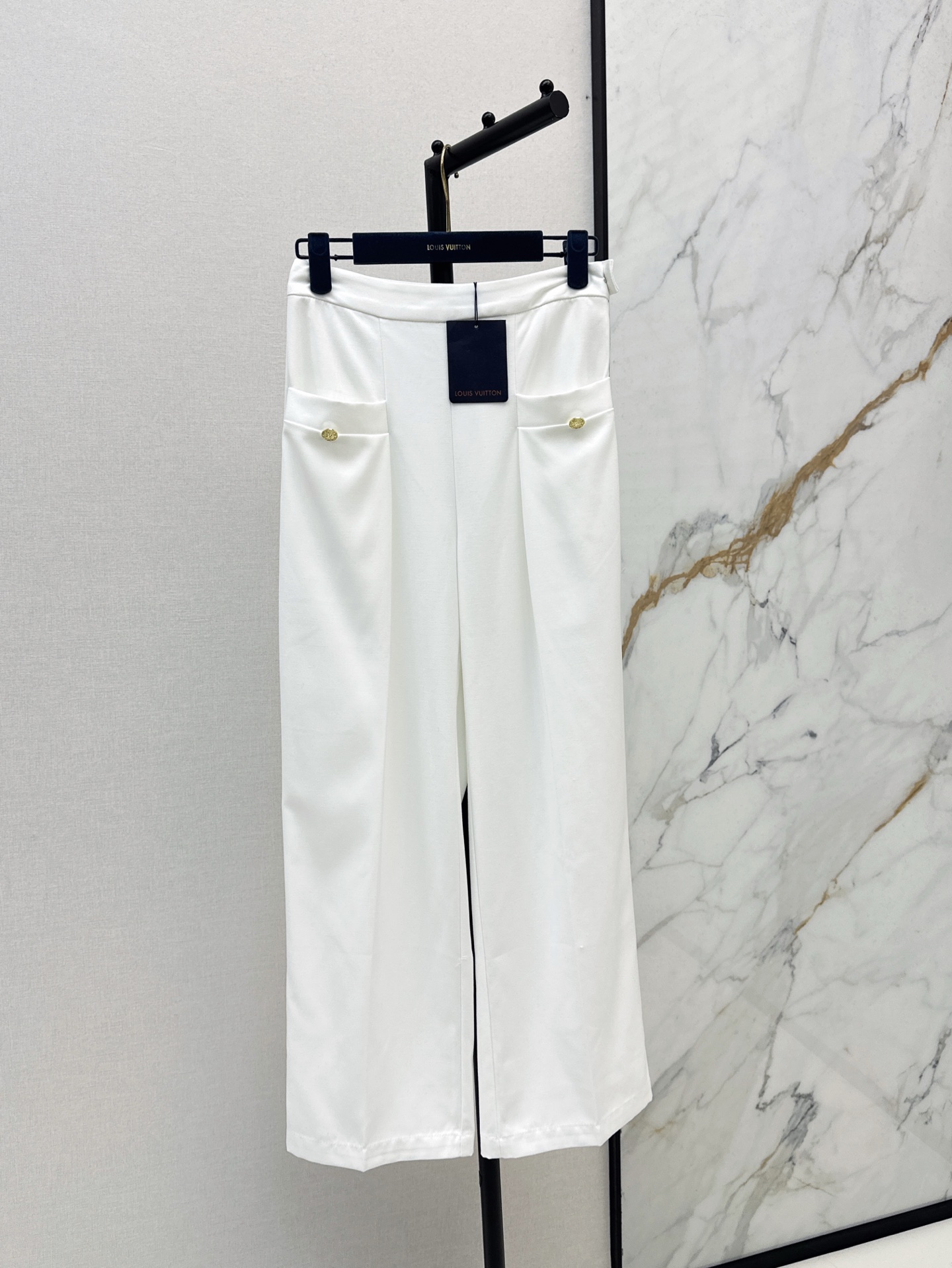 NO:319958,L family 25Ss————The latest spring and summer logo gold button high waist wide-leg pants. Pants that look slim in one second. Side zipper high waist straight wide-leg pants. The upper body is super hidden and slimming. The front double pocket embellishment. Customized gold button decoration. Low-key and eye-catching. Two colors are available for sale in stock. SML, louis vuitton, alexander wang.19860909L家 25Ss————春夏最新款logo金扣高腰阔腿裤 一秒就很显瘦的裤子 侧拉链高腰直筒阔腿裤型 上身超级藏肉显瘦 前面双口袋点缀 定制金扣装饰 低调又吸睛十足 两色现货发售sml,,louis vuitton,alexander wang,Women's clothing