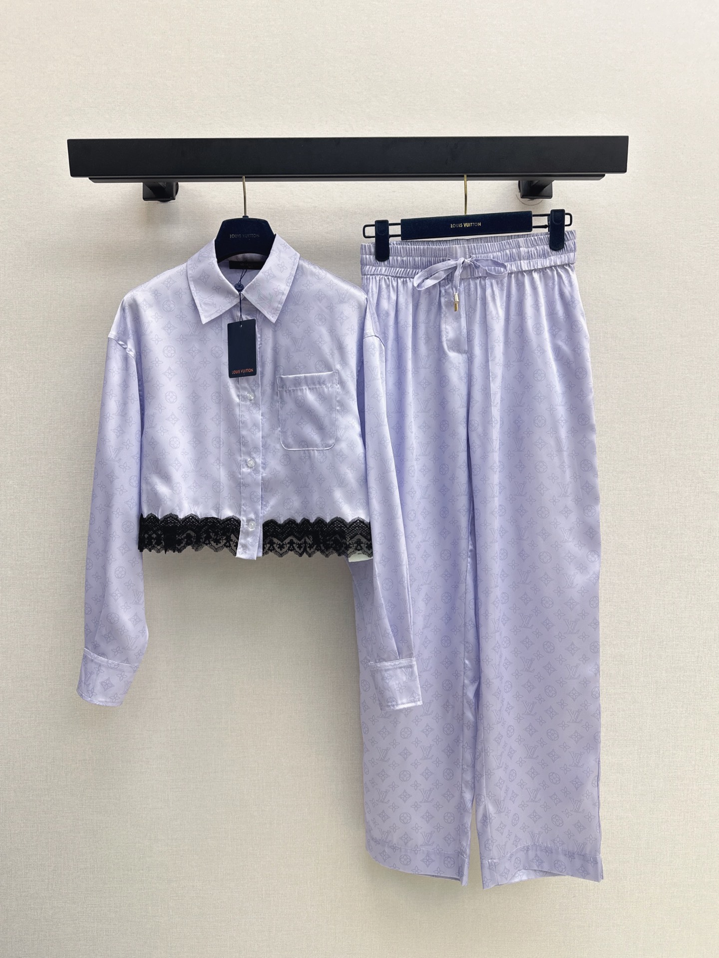 NO:319956,L Home 25Ss————The latest spring and summer lace-decorated presbyterian printed pajama set Lace-side spliced ​​lapel short shirt   elastic casual pants Fresh and elegant temperament Classic presbyopia pattern is very comfortable and matching design, both at home and in daily life, even when paired separately, it is very fashionable, and it is also recommended for vacation. One set is available in one color for sale in stock,, louis vuitton,shirts,alexander wang19860909L家 25Ss————春夏最新款蕾丝边装饰老花印花睡衣套装 蕾丝边拼接翻领短款衬衫 松紧休闲裤 清新优雅的气质 经典老花图案非常舒适又省搭配的设计 既能居家也以日常 就是分开搭配穿也很时髦 度假也很推荐哦 一套出 一色现货发售sml,,louis vuitton,shirts,alexander wang,Women's clothing