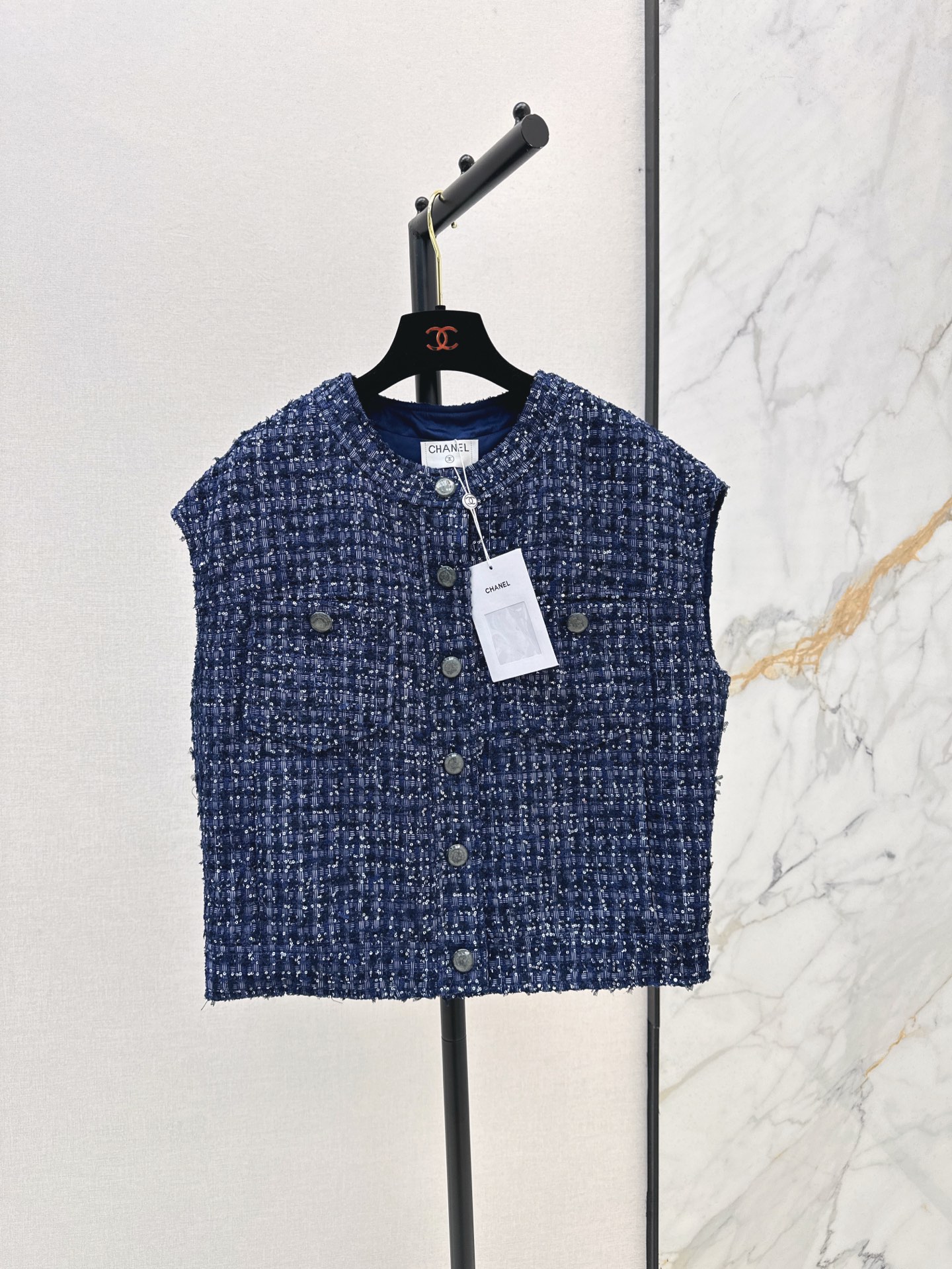 NO:319946,C home 25Ss————The latest woven silver wire dress sleeveless jacket in spring and summer custom imported fine imitation wool material with excellent texture. Coarse striped wool fabric creates a famous style. Single row round buckle flap pockets with exquisite blue and purple woven texture. It shows luxury and elegance. Rich design layering. The first choice for fashionable and exquisite outfits. One color is available for sale in stock. SML, Chanel, Jackets & coats, alexander wang19860909C家 25Ss————春夏最新款编织银丝洋装无袖外套定制进口精仿羊毛呢材质 质感上乘 粗花条纹毛呢面料打造名媛风典范 前襟单排圆扣翻盖口袋 精致蓝紫色编织纹理 尽显奢华又不失雅致 丰富设计层次感 时髦精穿搭首选 一色现货发售sml,,chanel,jackets & coats,alexander wang,Women's clothing