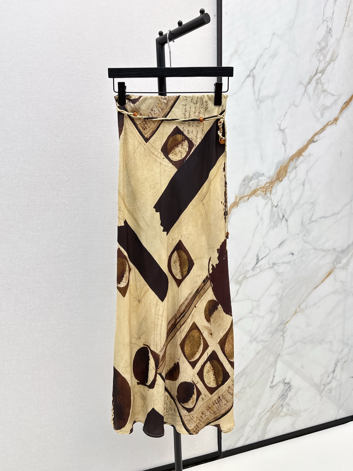 NO:319945,Fashionable and niche design of long skirts 25Ss————The latest heavyweight copper-ammonia silk geometric pattern in spring and summer, a series of small short suspenders   skirts   straight pants. Retro and elegant. The upper body is so amazing. It has a Chill feeling. The upper body is not bound. It is relaxed and moderate. It is very hidden. Retro charm. Oriental aesthetics. It is so exciting to wear on vacation. One color is developed. SML, skirts, alexander wang.19860909长裙时髦小众设计 25Ss————春夏最新款重磅铜氨丝几何图案一系列小短款吊带 半裙 直筒裤 复古优雅 上身太惊艳了 自带Chill感 上身也不会有束缚感 松弛有度 非常藏肉 复古韵味 东方美学 度假穿简直太出片了 一色分开发 现货发售sml,,skirts,alexander wang,Women's clothing