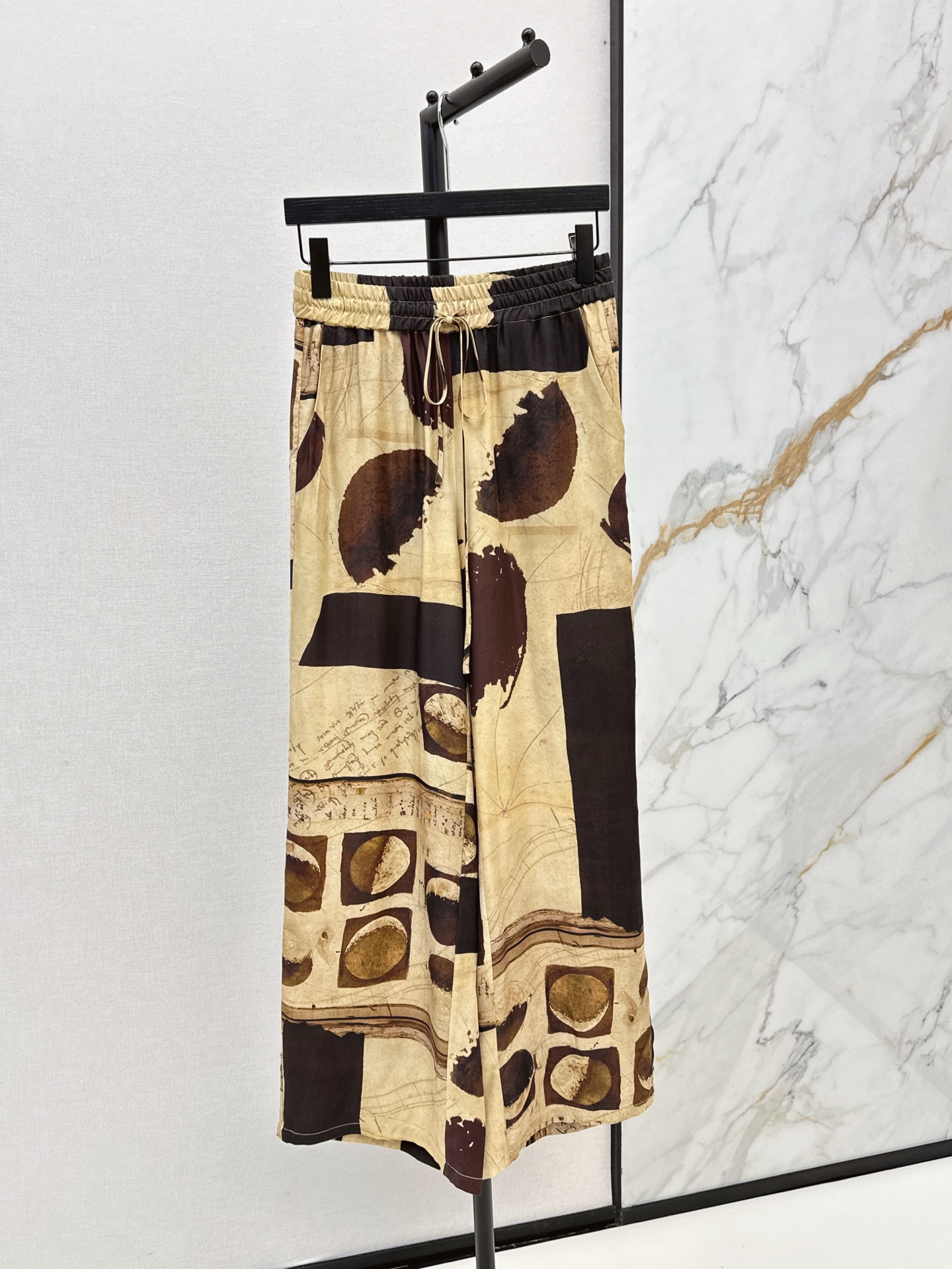 NO:319943,Fashionable and niche design of pants 25Ss————The latest heavyweight copper-ammonia silk geometric pattern in spring and summer, a series of small short suspenders   skirts   straight pants. Retro and elegant. The upper body is so amazing. It has a Chill feeling. The upper body is not bound. It is relaxed and moderate. It is very hidden. Retro charm. Oriental aesthetics. It is so good to wear on vacation. One color is developed. SML, skirts, alexander wang.19860909裤子时髦小众设计 25Ss————春夏最新款重磅铜氨丝几何图案一系列小短款吊带 半裙 直筒裤 复古优雅 上身太惊艳了 自带Chill感 上身也不会有束缚感 松弛有度 非常藏肉 复古韵味 东方美学 度假穿简直太出片了 一色分开发 现货发售sml,,skirts,alexander wang,Women's clothing