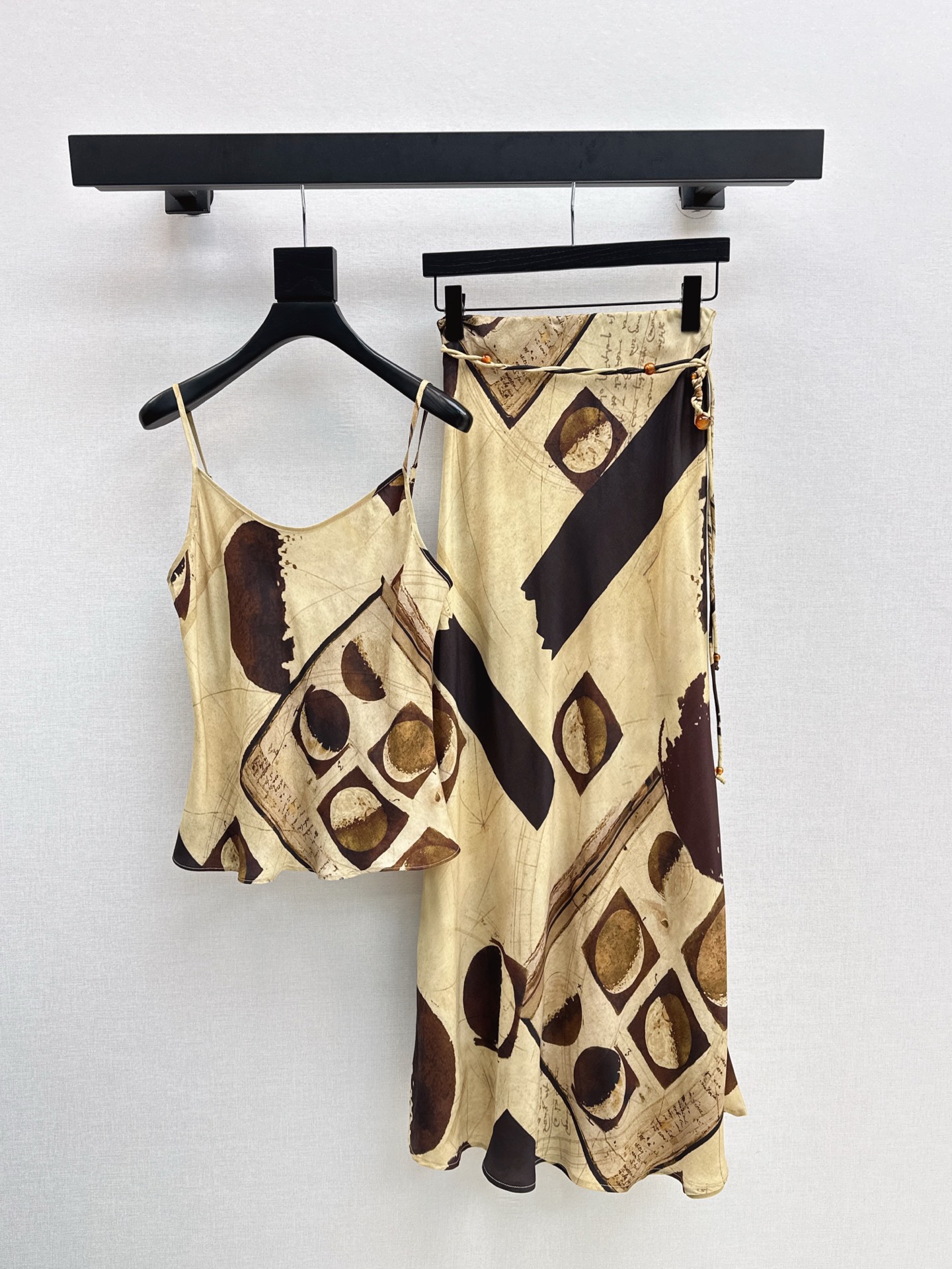 NO:319940,Slings fashionable and niche design 25Ss—————The latest heavyweight copper-ammonia silk geometric pattern in spring and summer, a series of small short suspenders   skirts   straight pants. Retro and elegant. The upper body is so amazing. It has a Chill feeling. The upper body is not bound. It is relaxed and moderate. It is very hidden. Retro charm. Oriental aesthetics. It is so exciting to wear on vacation. One color is developed. SML, skirts, alexander wang.19860909吊带时髦小众设计 25Ss————春夏最新款重磅铜氨丝几何图案一系列小短款吊带 半裙 直筒裤 复古优雅 上身太惊艳了 自带Chill感 上身也不会有束缚感 松弛有度 非常藏肉 复古韵味 东方美学 度假穿简直太出片了 一色分开发 现货发售sml,,skirts,alexander wang,Women's clothing