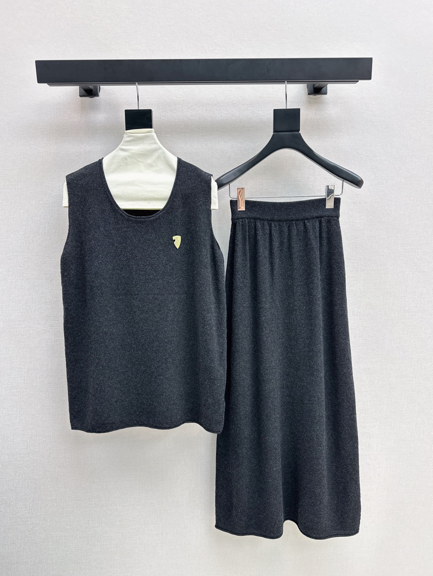 NO:319937,Exclusive Bur 25Ss————The latest knitted suit for early spring, basic sleeveless knitted sweater   skirt. Exquisite beauty. The overall feeling is particularly simple and elegant. The color and style are impeccable. The must-have set of lazy people looks good no matter how you match the fabric is unique. Custom knitted fabric is used. The details are very good. One set is out. Two colors are available for sale in stock. SML, burberry, skirts, sweaters, alexander wang.19860909独家款 Bur 25Ss———早春最新款针织套装基础款无袖针织毛衣 半裙 精致美感 整体给人感觉特别的简约大气 颜色跟版型都无可挑剔 懒人必备一套怎么搭都好看 面料质感一绝 采用的是定制针织面料 细节很到位 一套出 两色现货发售sml,,burberry,skirts,sweaters,alexander wang,Women's clothing