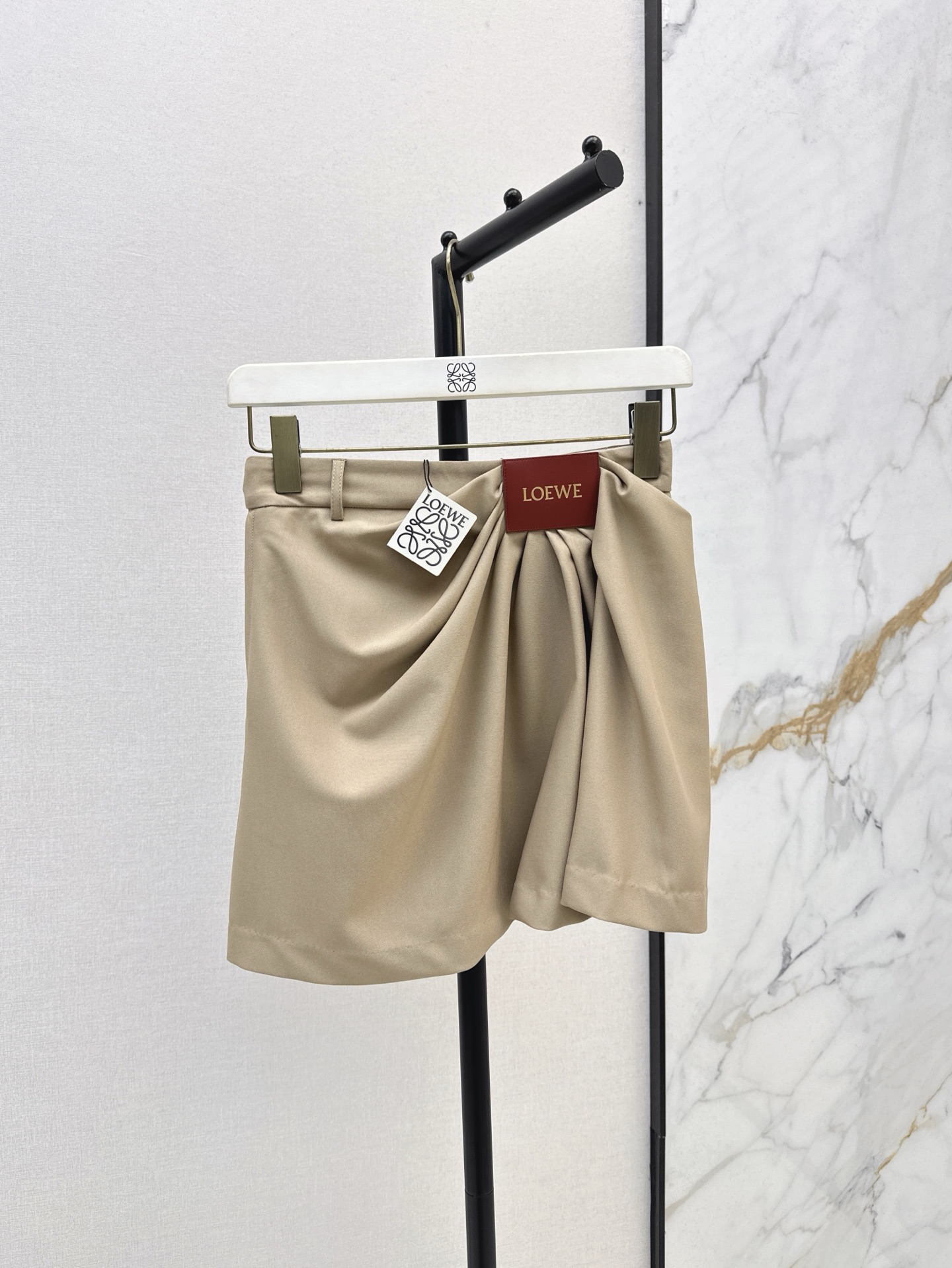 NO:319930,Loe 25Ss————The latest pleated logo leather decorative skirt in spring and summer. Side zipper high-waist logo leather embellishment. High waist wrinkle design. A-shaped style. The upper body is huge and the body is proportional. It looks slim and cool. It is super visual impact. A versatile artifact. It will be very youthful and age-reducing when paired with a T-shirt. It is available in stock. SML, loewe, skirts, tees, t-shirt, alexander wang.19860909Loe 25Ss————春夏最新款褶皱logo皮革装饰短裙 侧拉链高腰logo皮革点缀 高腰皱褶设计 A字版型 上身巨显身材比例 显瘦绝绝子随便搭配都很酷 视觉冲击感超强 百搭神器 随便搭配个T恤就很青春减龄 一色现货发售sml,,loewe,skirts,tees，t-shirt,alexander wang,Women's clothing