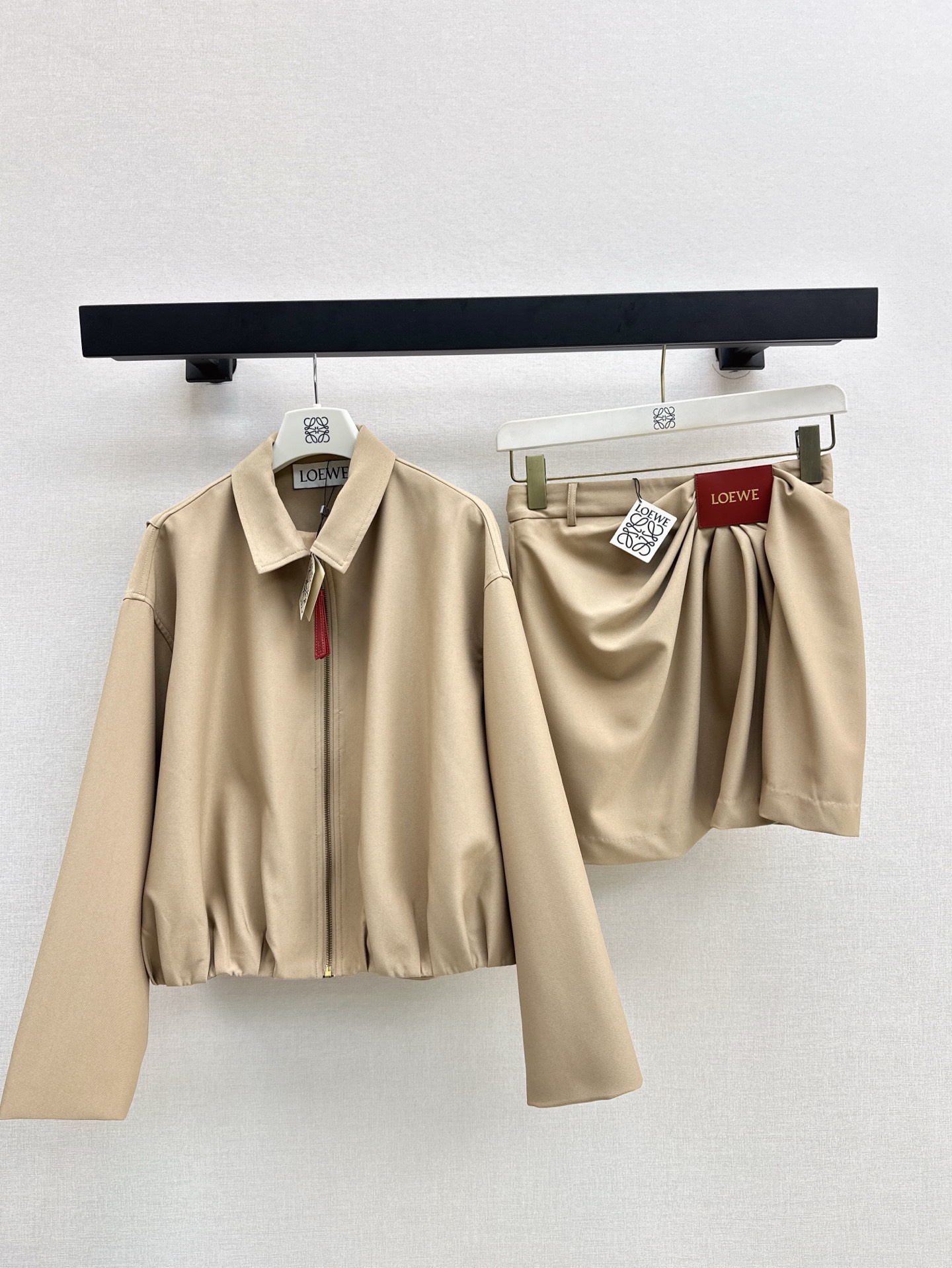 NO:319927,Loe 25Ss——————The latest spring and summer pleated logo leather decorative lapel jacket jacket logo leather embellishment design Temperature work jacket cool and stylish Full of high-end fashionable texture Loose and short style off shoulders Casual and fashionable upper body, good looking sports street photography Recommend a set of matching One-color spot sml, loewe, jackets & coats, jackets & coats, alexander wang19860909Loe 25Ss—————春夏最新款褶皱logo皮革装饰翻领夹克外套后背下摆logo皮革点缀 设计 气质工装夹克 酷帅有型 满满的高级时髦质感 落肩宽松短款版型 上身休闲帅气又时髦 运动街拍都很好看 推荐一套搭配 一色现货发售sml,,loewe,jackets & coats,jackets & coats,alexander wang,Women's clothing