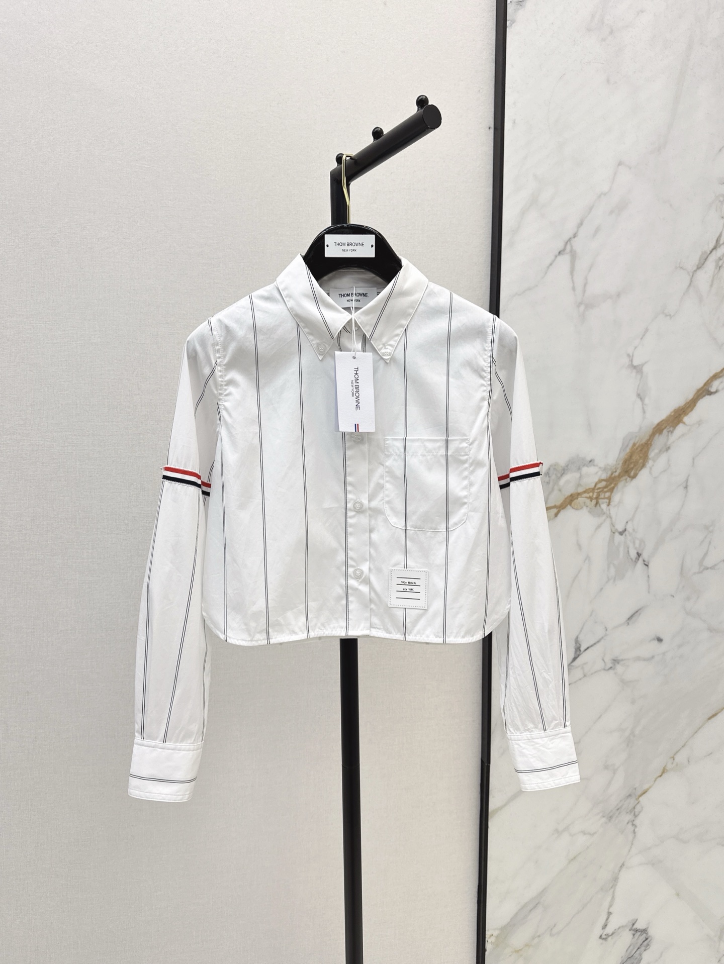 NO:319921,Age-reducing items TB 25Ss————The latest boyfriend-style striped shirt in spring and summer. Super easy to wear. You can wear it as a shirt or a small exterior. It feels fashionable when paired. UpUP is spliced ​​with webbing decoration, which is more eye-catching. The upper body is super photogenic. One-color spot-on sml, shirts, alexander wang19860909减龄单品 TB 25Ss————春夏最新款男朋友风格条纹衬衫 超级好穿 可以当衬衫或者当小外搭穿 搭配起来时髦感UpUP 拼接了织带装饰 更加吸睛 上身拍照超级上镜 一色现货发售sml,,shirts,alexander wang,Women's clothing
