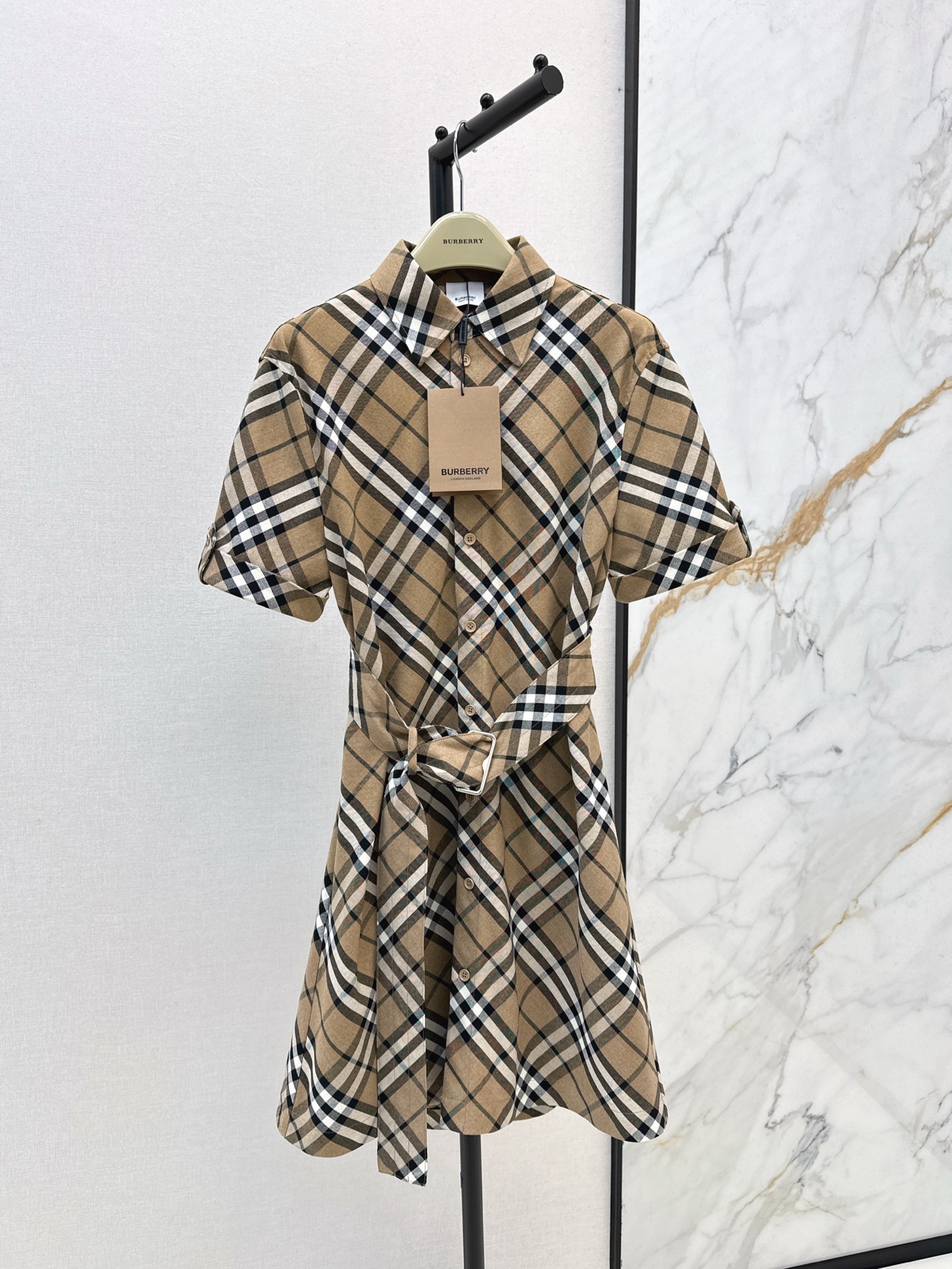 NO:331800,Retro temperament Bur 25Ss————The latest classic plaid shirt dress in spring and summer. Reducing retro girl temperament. Super love this classic plaid. Plaid cotton fabric. H-style cut top-body slimming effect is obvious. Very eye-catching and stylish. One-color spot-on sml, burberry, skirts, shirts, alexander wang19860909复古气质 Bur 25Ss————春夏最新款经典格纹衬衫式连衣裙 减龄复古女孩气质 超级爱这个经典格子 定织的纯棉面料 H版型剪裁上身显瘦效果明显 非常吸睛 有格调感 一色现货发售sml,,burberry,skirts,shirts,alexander wang,Women's clothing